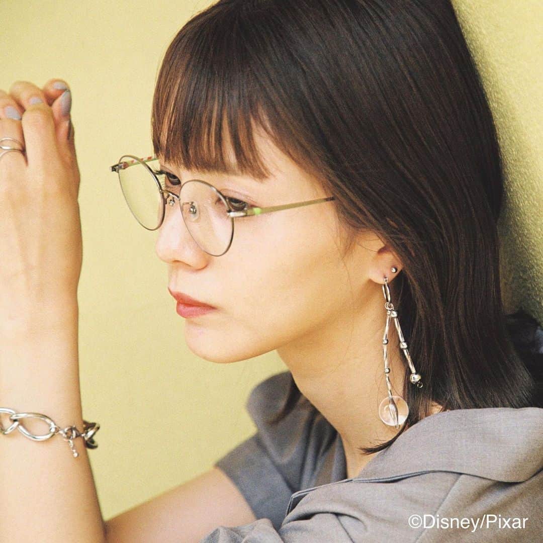 Zoff Officialのインスタグラム：「Disney Collection created by Zoff “TOY STORY 4” / ZF192006_16E1 Model @0904.erika 『トイ・ストーリー４』映画公開を記念した限定コレクションが登場！メタリックなフォルムと、内側のカラフルな柄が可愛い。華奢見え効果を狙える細身のデザインも◎。 #Zoff #FASION #eyewearstyle #メガネ #ゾフ女子 #Zoffコーデ #恵比寿駅 #恵比寿 #東京 #tokyo」