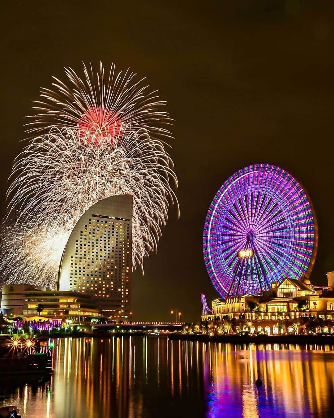 ANAさんのインスタグラム写真 - (ANAInstagram)「うれしい  楽しい  夏休み🎆 （Photo：@kga_sky）  #夏休み #夏の風物詩 #花火 #花火大会 #たーまやー #みなとみらい #横浜港 #横浜開港祭 #夜景 #灯り #観覧車 #港 #7月 #ロマンティック #日本の風景 #anaタビキブン #fireworks #minatomirai #yokohama #nightview #summervacation #july #japantrip #ana_jp  旅の思い出は「#anaタビキブン」をつけて投稿してね📷インスタやANAの各メディアでご紹介していきます🌟」7月22日 17時27分 - ana.japan