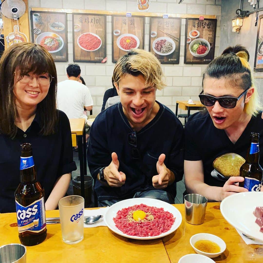磯部寛之のインスタグラム：「Thank you Seoul, last night turned out to be the best night ever and it was the best gig to end the tour. Thank you all for coming and see you all again soon! PS- Today I visited 5 different restaurants for lunch and man, I’m full as f*** I had a great time. Hiro ソウルの皆さん、昨日はありがとうございました！最高の夜だったし、ツアーの最終日に相応しい最高のライブになりました。皆んな来てくれてありがとう、またすぐにお会いしましょう。追伸、今日は昼に5軒ハシゴしてきました。半端なく腹一杯だけど全部美味くてめちゃ幸せです◎  1枚目→ユッケ 2枚目→チヂミ 3枚目→もう一回ユッケ(別の店) 4枚目→トッポッキ 5枚目→サムゲタン ふぅ。。。◎ ひろ #alexandros #sleeplessinbrooklyn #tour #ended #in #seoul #thankyoueveryone #seeyouallagain #ツアー #これにて終了 #みんな #ありがとう #うちあげ #サムギョプサル #で #今日 #も #食い倒れ #やばい #くらい #幸せ」