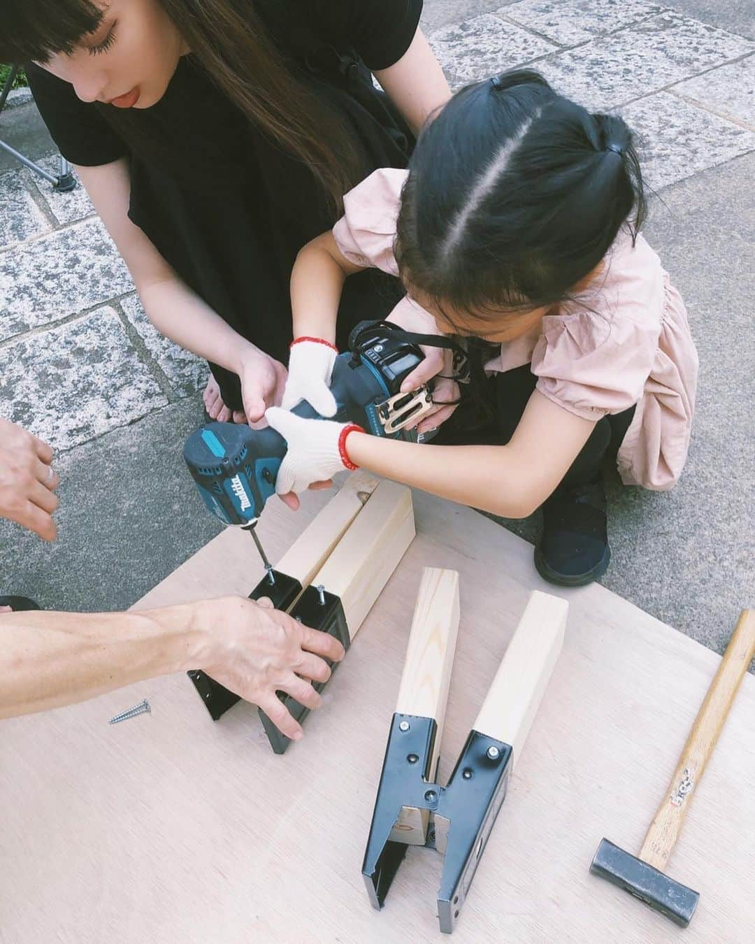 鈴木えみさんのインスタグラム写真 - (鈴木えみInstagram)「久しぶりのDIY😍 昨日は工具が沢山揃ってる友人宅にお邪魔して、子供たちとベンチを作りました🔨 ホームセンターで木材などの材料を購入！ホームセンターって大好き🤤ノコギリ、金槌、ヤスリがけ、ニス塗り...娘ははじめて体験することばかり👧🏻✨最後まで前のめりに、真剣に、楽しくやれました👏🏻 蚊に刺されながら、4時間かけて😂‼️立派なベンチが完成😍💕 とっても満足度の高い1日でした...✨またやりたいね〜💪🏻 おすすめのDIYキットがあったら是非教えてね！」7月22日 17時33分 - emisuzuki_official