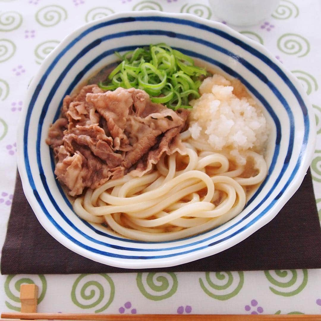 テーブルマークさんのインスタグラム写真 - (テーブルマークInstagram)「【肉おろしうどん】 . 肉うどんを食べたいけど、なんだか大変そう…そんな時は冷凍うどんを使ったレンジ調理で驚くほど簡単に作れます♪ 夏は大根おろしと一緒に冷やしぶっかけでコシを楽しみながら召し上がってみてください！ . ▼材料（1人分） ❁冷凍うどん：1玉 ❁牛薄切り肉（しゃぶしゃぶ用）：70g ❁大根おろし：100g分 ❁青ねぎ（小口切り）：適量 ❁一味唐辛子：適量 ［A］ ❁めんつゆ（3倍濃縮）：大さじ２ ❁酒：大さじ１ ❁砂糖：小さじ1/2 ❁水：80cc . ▼作り方 ①耐熱容器に［A］を合わせ、牛薄切り肉を入れてラップをする。レンジ600Wで2分30秒～3分加熱する . ②冷凍うどんをレンジで加熱し、冷水でしめて水気を切る . ③水でしめたうどんを皿に盛り付け、①をかける . ④水気を切った大根おろし、青ねぎをのせて召し上がれ . #うどん #udon #冷凍うどん #さぬきうどん #冷凍さぬきうどん #うどん部 #うどん好き #レシピ #おうちごはん #簡単レシピ #時短料理 #アレンジレシピ #肉うどん #肉ぶっかけ #ぶっかけうどん #夏うどん #夏ごはん #夏レシピ #lunchtime #デリスタグラム #instafood #foodstagram #instadelish #今日のごはん #今日の晩御飯 #TableMark #テーブルマーク」7月22日 17時33分 - tablemark_jp