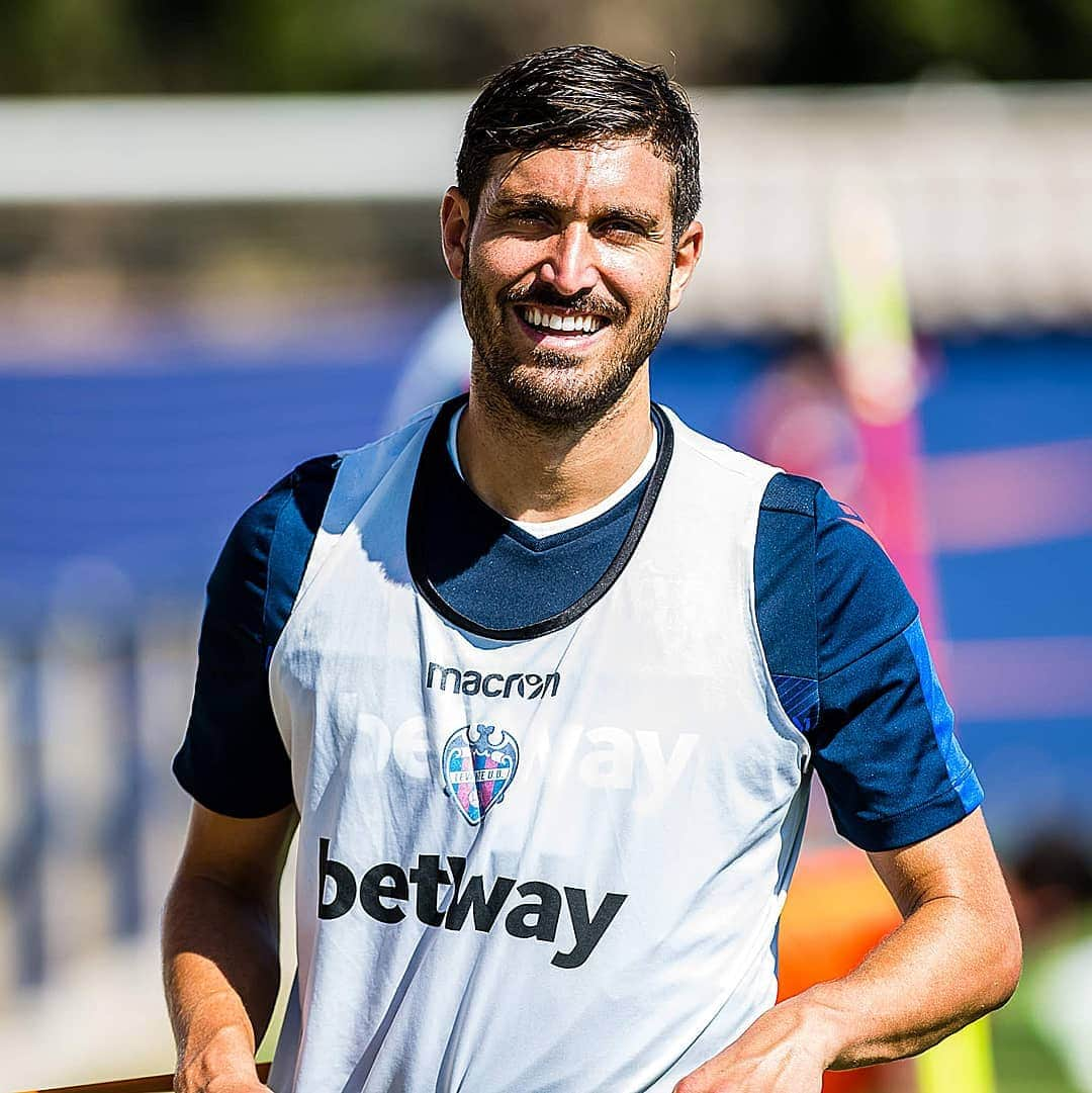 レバンテUDさんのインスタグラム写真 - (レバンテUDInstagram)「Al trabajo con una sonrisa 🙂 ---- #MachoLevante #LevanteUD #LaLiga #laligasantander #Futbol #Football #110AñosDeResistencia #OrgullGranota #PreSeason #LUDInside #MondayMotivation」7月22日 17時34分 - levanteud