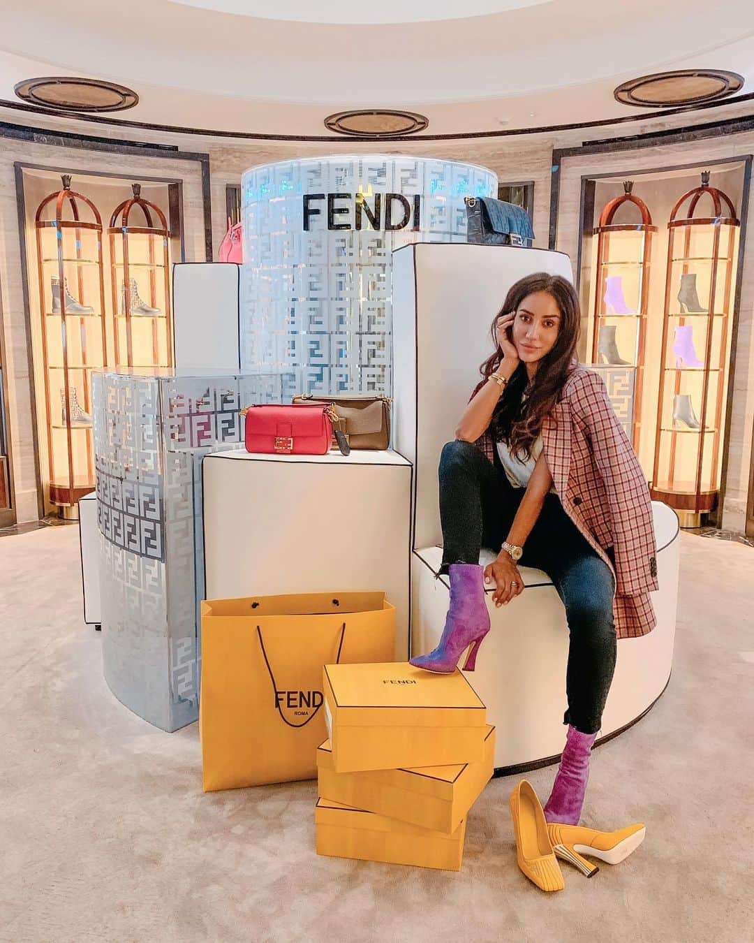 Tamara Kalinicさんのインスタグラム写真 - (Tamara KalinicInstagram)「One thing you have to check out is @fendi luxury concept store within Harrods Shoe Heaven. FENDI will have this pop up for six-months, housing the Maison’s most coveted new-season styles. I cant wait to shoe you my choices (pun intended)  1st of July until December on 5th floor of Harrods. #fendi #shoeheaven #suppliedbyfendi」7月22日 17時47分 - tamara