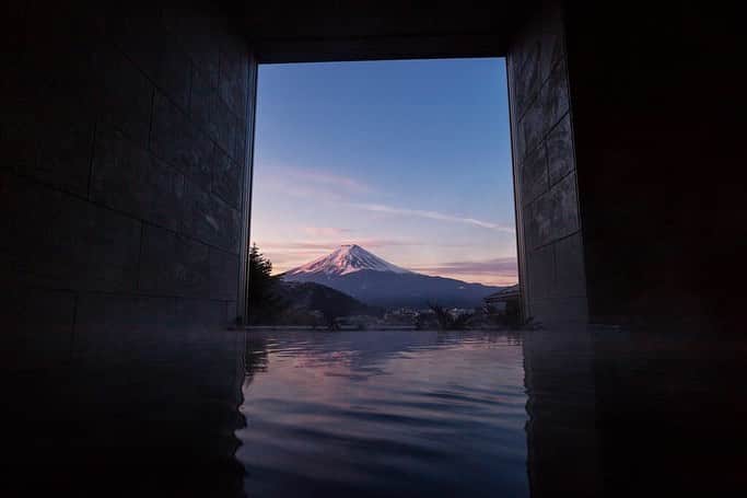 Booking.comのインスタグラム：「カップルにオススメ！インスタ映えする宿泊施設特集📸 【湖のホテル（山梨県）】 美しい富士山と河口湖を見渡す丘の頂上に位置する湖のホテルは、ロケーションが魅力的な宿です。絶景を前に、オープンカウンターのバーや、露天風呂があり、だれにも邪魔されることのない景色をお楽しみいただけます。全客室から富士山を眺めることができるので、朝と夜で表情の違いをご覧いただけます。 カップルにおすすめの「二人きり記念日」プランでは、客室のバルコニーで、厳選された旬の食材でお創りした和食の夕食をお召し上がりいただけるなど、特別な日におすすめです。 （クチコミスコア9.4点/10点）  #インスタ映え #カップル #国内旅行 #湖のホテル」