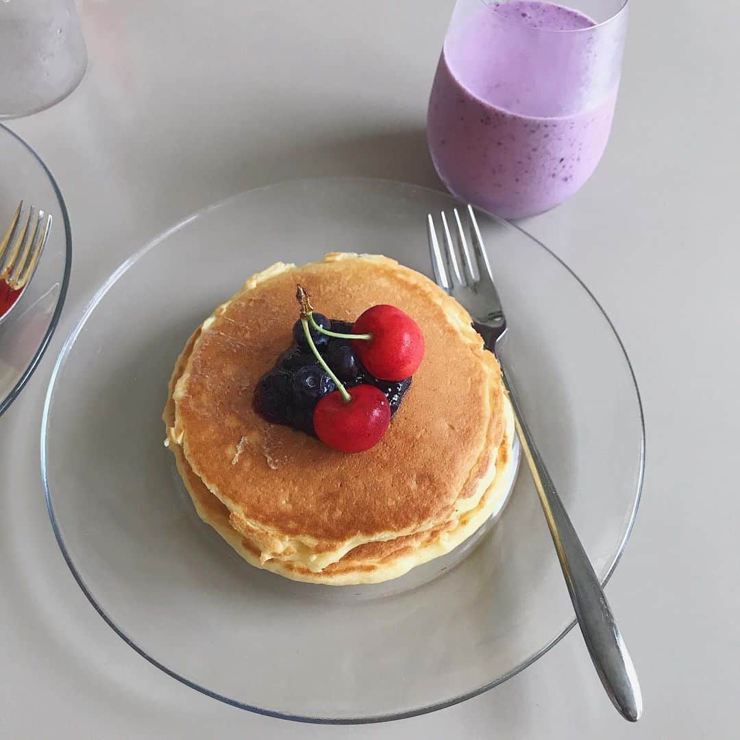 黒澤かなえさんのインスタグラム写真 - (黒澤かなえInstagram)「久しぶりの休日パンケーキ☀︎ ．  子供が産まれたら 当分はバタバタで余裕なんてないんだろうなー なんて思ってたけど 前々から夫婦で話し合ってたからなのか、 今のところは なんだかんだで楽しい！ ．  特に今の楽しみは 旦那さんが息子と一緒に寝ててくれる週末の朝☀︎ 一人でスーパーに行ける嬉しさ！（完全な主婦。笑） 自由を許された授乳直後の2、3時間。笑  我が家は週末に1週間の食事の下ごしらえ。 それがまた好きな時間。 ．  もちろん息子は可愛いけど、 子育てしていて 自分がリラックスできる時間は やっぱり大事なんだとつくづく◎ ．  お仕事も復帰したいので 里帰りから帰ってきてから 骨盤矯正や習い事まで付き添ってきてくれる 協力的な夫に感謝です！ ．  #楽しむことを諦めない #我が家の教訓  #週末モーニング#パンケーキ#ブルーベリースムージー#家族の時間#感謝#愉快な夫婦」7月22日 17時49分 - k_kana