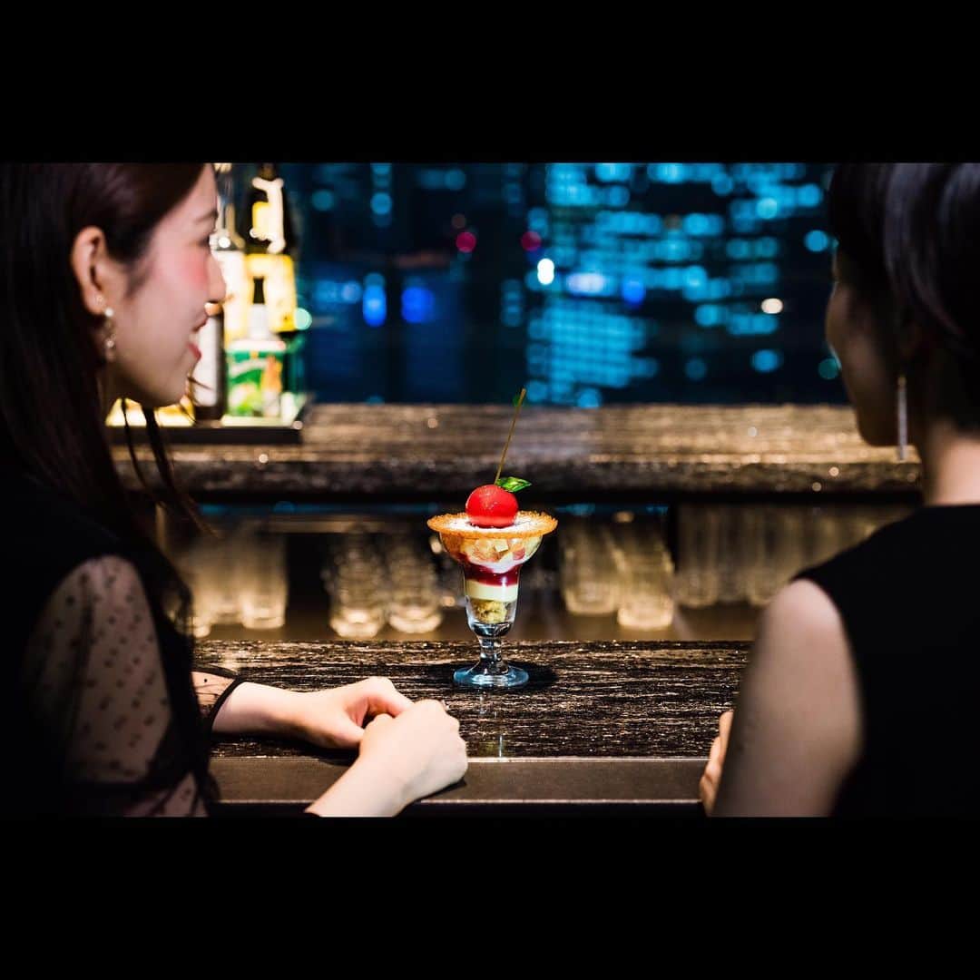 Table 9 TOKYO さんのインスタグラム写真 - (Table 9 TOKYO Instagram)「深夜12:00MIDまでBARで味わえる、おとなの夏祭りパフェ🍎﻿ ﻿ 第一弾の【OTONA RINGO】は8月2日（金）までの販売です。﻿ ﻿ 木・金曜日の各日10個限定の為お早めに♪﻿ ﻿ 夏のナイトタイム、夜景を見ながらお酒の締めにパフェはいかがですか？﻿ ﻿ 【OTONA RINGO】りんご飴モチーフのパフェ﻿ ﻿ 期間：～8月2日（金） ﻿ ﻿ 時間：5:00P.M. - 12:00MID﻿ ﻿ #りんご飴#おとなの夏祭りパフェ﻿ —————————————————﻿ #tokyo#japan#品川プリンスホテル#接待#グルメ#品川#shinagawa##ホテル#グルメ女子#food#life#旅行#travel#ウェディング#食事会#顔合せ#バー#bar#結婚式らしくない結婚式」7月22日 17時50分 - table9tokyo