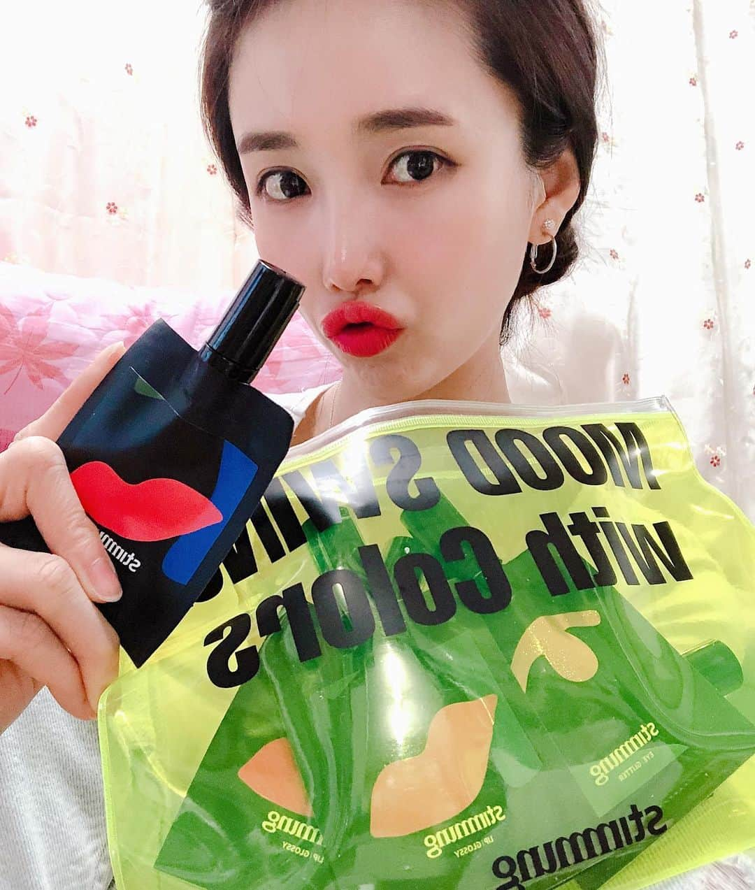 リンジさんのインスタグラム写真 - (リンジInstagram)「특이하고 발림성 좋은걸😶💋 #stimmung#cosmetics#스티멍」7月22日 17時51分 - linzy_minji