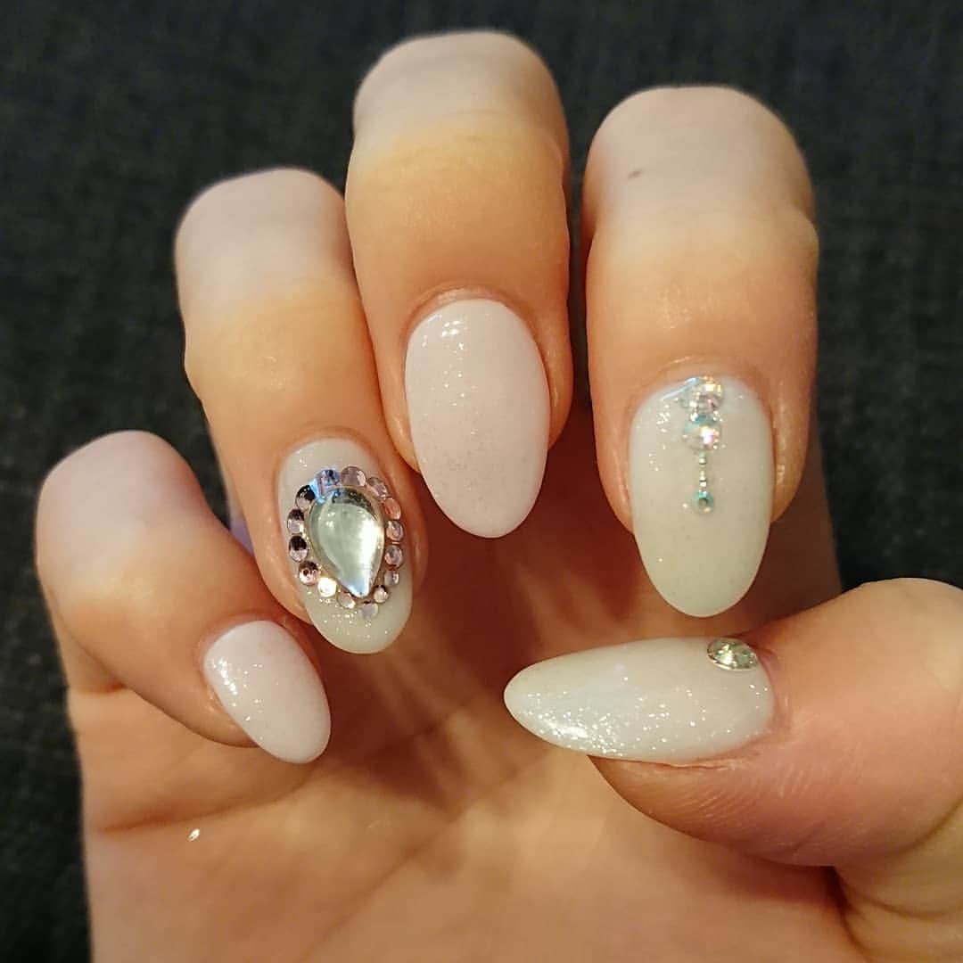 のインスタグラム：「. お疲れさまです～🙋 . 東京帰ってきました😄 . そして先日のネイルはこんな感じ💅💗 . ラブリーになりましたww😆✨ . 薬指に大きめの飾りを💎 雫の周りはストーンで囲ってもらいました😍 . 全体にラメで夏っぽくなりましたよ〜😁 . . @katokichiiii . #ネイル #ネイルデザイン #nails💅 #naildesign #nail #nailstagram #instagood #pleasefollowme #夏ネイル #指先 #爪 #ラブリーネイル #ストーンネイル #enjoy #もうすぐ梅雨明け かな？ #hand #💅」