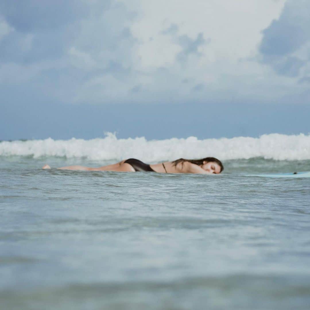 ジュリア バレットのインスタグラム：「We’re down to our last few days of shooting “Block Z” and while it’s been quite busy and hectic again, I’m looking forward to my next beach trip 🧡」