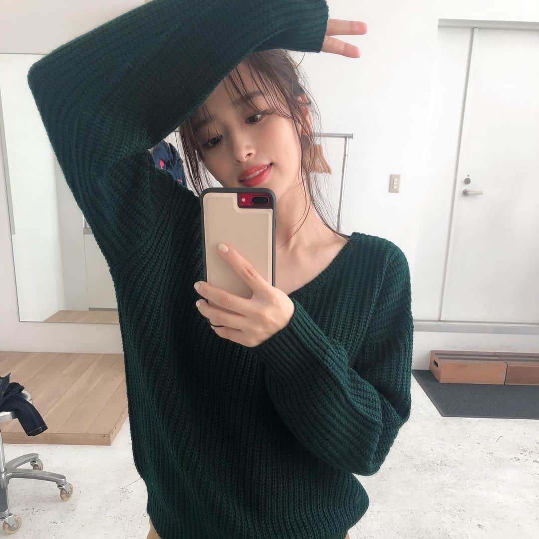 近藤千尋のインスタグラム：「前髪を切りたい衝動にかられている…  産休入ったらイメチェンしようかなぁ… (たぶん９月くらい。。笑👶) でもオールバックのポニー 楽なんだよなぁ🥺❤️笑 そんなこんなで 今日もお疲れ様でした📷💗 #髪型迷子 #前髪」