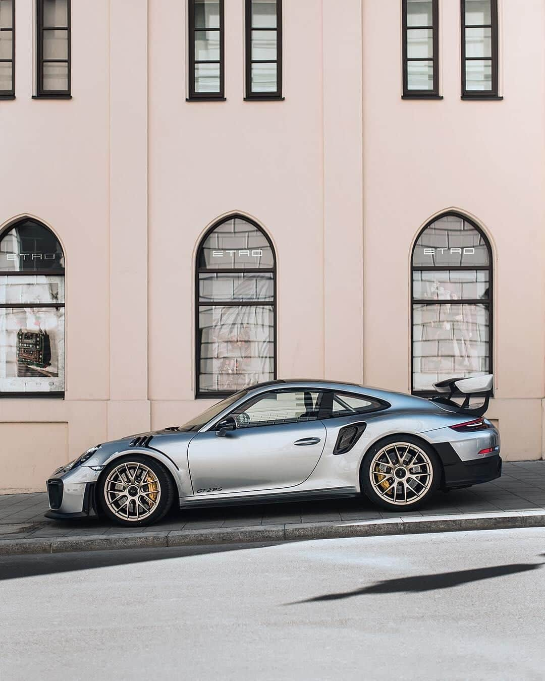 Porscheさんのインスタグラム写真 - (PorscheInstagram)「A racetrack-ready sports car with street appeal. #PorscheMoment #Porsche #911 #991 #GT2RS (📸: @arnofoerster) _ Combined fuel consumption in accordance with EU 6: 911 GT2 RS: 11,8 l/100 km; CO2 emissions: 269 g/km」7月22日 18時00分 - porsche