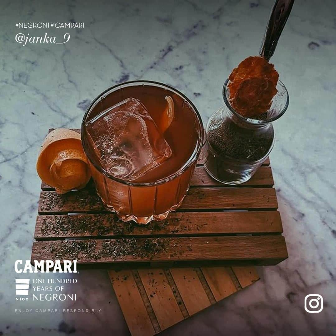 Campari Japanさんのインスタグラム写真 - (Campari JapanInstagram)「@br_jeancarlos の100周年記念のスペシャルなネグローニ ツイストは "父親との思い出〜Memories from my Father〜 "をテーマに、チリの地形やアンデス山脈を演出したネグローニ ツイストカクテルを創作しました。@campariofficial と@camparijapan #N100recipes をタグ付けしてネグローニ 100周年特別プロジェクトに、あなたのネグローニレシピをシェアしてください。⁠ ⁠ #CAMPARI #アペリティーボ #カンパリレッド #Negroni #ネグローニ #イタリア #カクテル #cocktail #mixology #ミクソロジー #ミラノ #drinks #食前酒 #カンパリ  #N100 #100周年 #お酒 #お酒好き #バーテンダー #bar  #レシピ #ネグローニツイスト ツイスト」7月22日 18時00分 - camparijapan