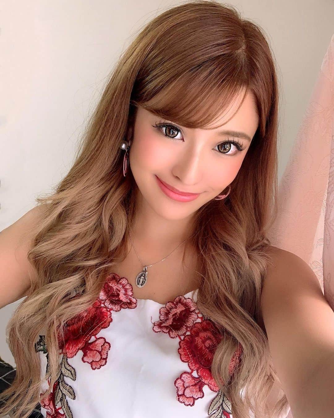 鈴木まりなのインスタグラム：「      New Hair💋  宇田川町のLAPIS新店舗にきたよ🌈🌈   担当はたくみくん🌟 超理想通りの仕上がり🥳   カットカラートリートメント シールエクステ30枚   ミルクティーベージュのグラデ💗💗💗 久々シールにしたけど めちゃくちゃ馴染みいいし毛質すごくいい🥰     上手いし早いし最強⚡️⚡️   センター街まっすぐでアクセス良好🙋‍♀️ ほんまにおすすめ🤪🤪💖    #dj #girlsdj #femaledj #asiandj #Japanesedj #djlife #djingismylife #djinglife #djlifestyle」