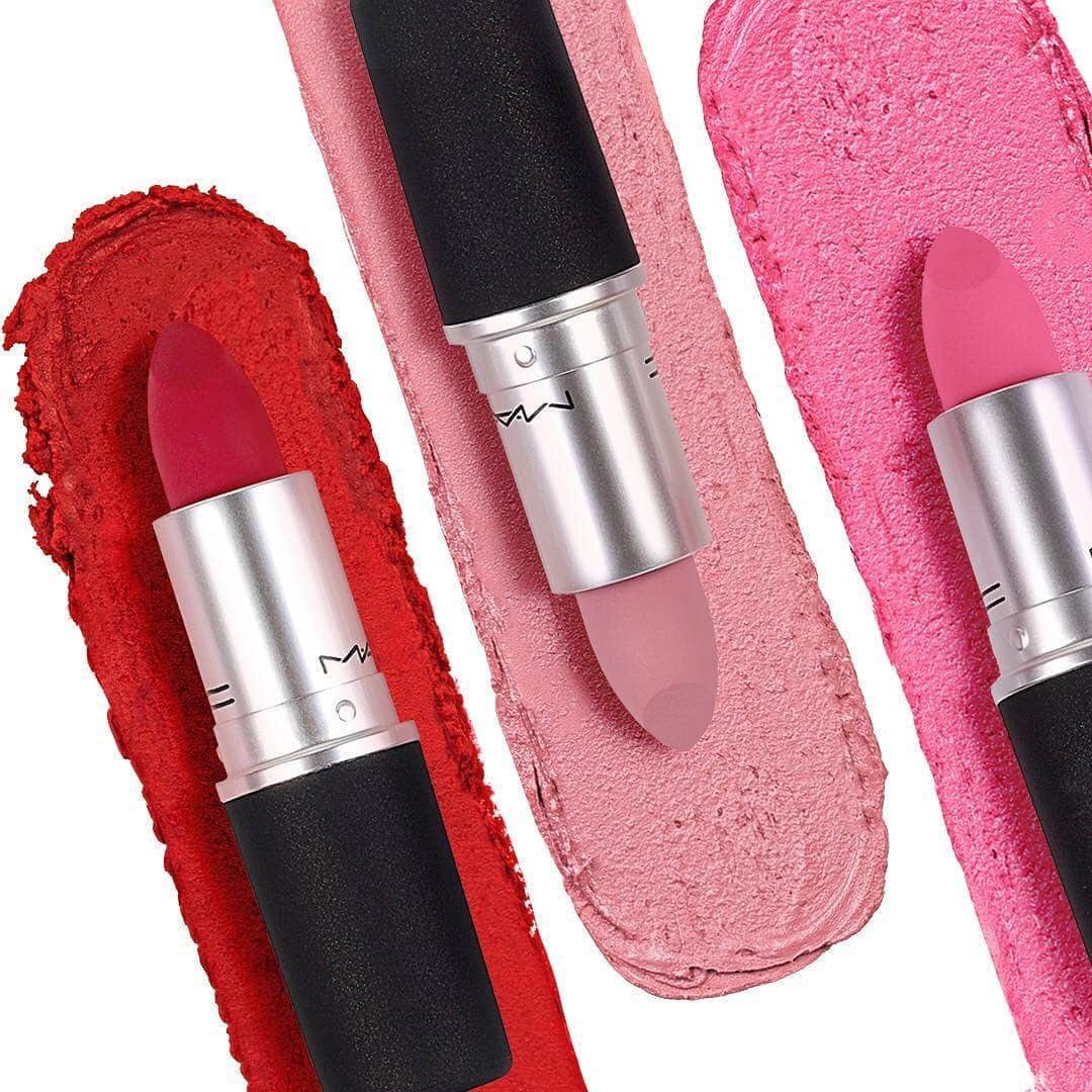 M∙A∙C Cosmetics Japanのインスタグラム：「⠀ まだ梅雨のジメジメが続いていますが、夏のメイク計画はもう進めていますか？ ⠀ すっとひと塗りでロマンチックなマットリップが完成するパウダー キス リップスティック💄マットなのに軽いつけ心地の新感覚リップで夏のメイクを楽しんで🌴❤️ ⠀ カラーは左から、 [パウダー キス リップスティック] ワーク, ワーク, ワーク [パウダー キス リップスティック] レヴァレンス [パウダー キス リップスティック] セクシー, バット スウィート ⠀ ⠀ ⠀ #MACPowderKiss #MACパウダーキス ⠀ REGRAM: @maccosmeticskorea ⠀ ⠀ ⠀ ⠀ ⠀ #MACCosmeticsJapan #MACコスメ #MACCosmetics #MAC #コスメ #メイク #リップ #口紅 #リップスティック #リップメイク #MACリップ #マットリップ #マット #パウダーキス」