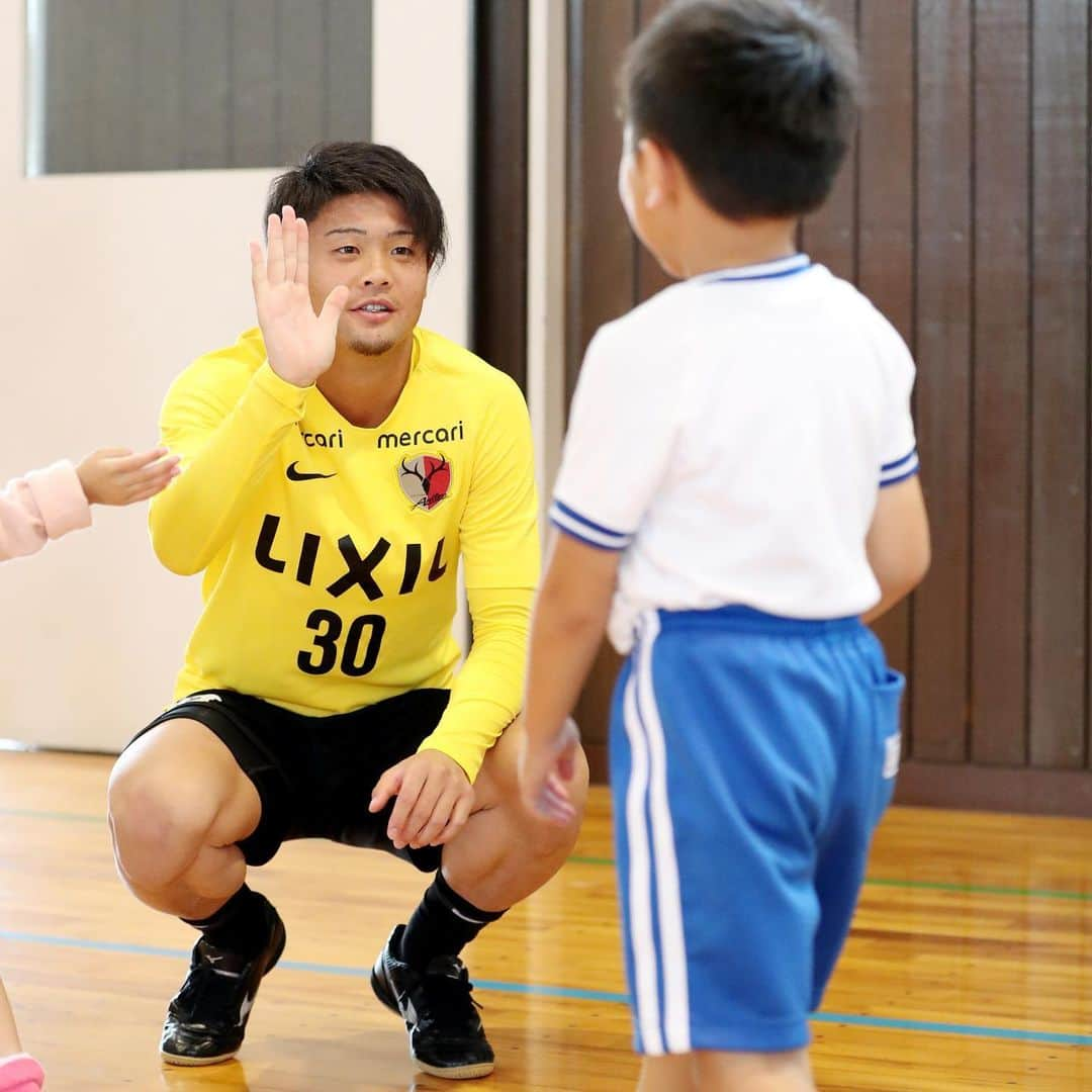 鹿島アントラーズさんのインスタグラム写真 - (鹿島アントラーズInstagram)「鉾田市での小学校訪問より！  #鹿島アントラーズ #kashimaantlers #名古新太郎 #佐々木翔悟 #鉾田市 #小学校 #訪問 #未来」7月22日 18時01分 - kashima.antlers