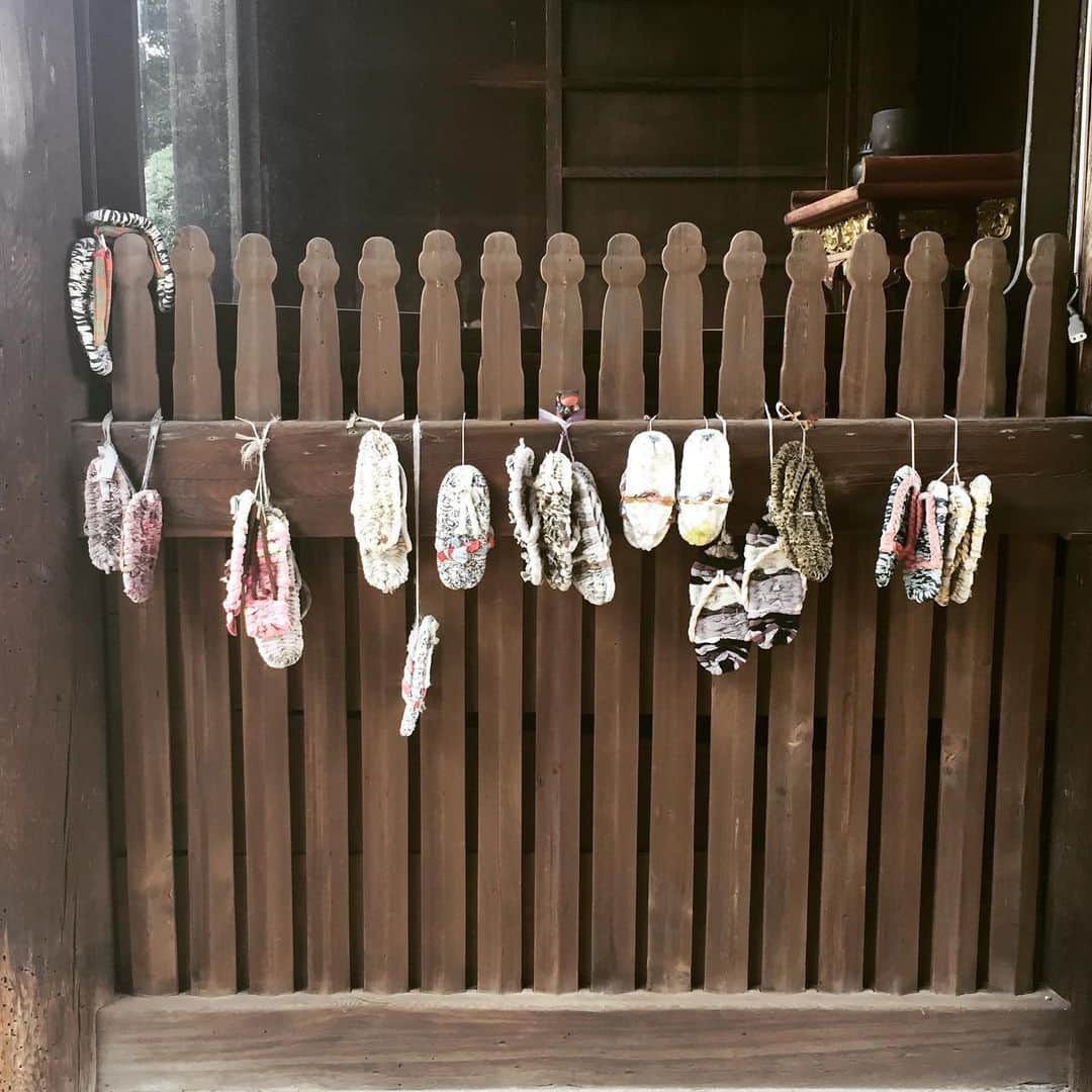 大手小町さんのインスタグラム写真 - (大手小町Instagram)「参院選の投票のあと、散歩をしていてお寺の境内を通り抜けたら、手作りの草履がいくつもぶら下がっていました。布草履。器用に作るものですね。  #otekomachi #大手小町 #東京さんぽ #東京散歩 #円融寺 #布草履」7月22日 18時02分 - otekomachi