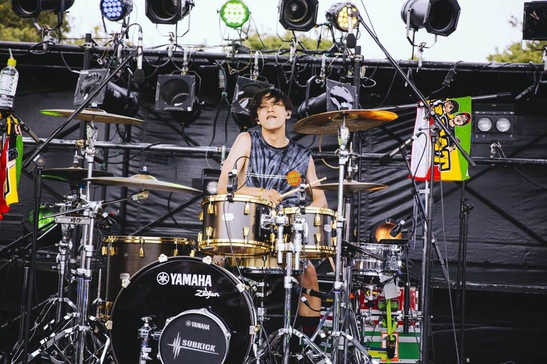 Bunta のインスタグラム：「ムロフェス2019♨️♨️♨️ 📷: @tamaishingo22  #totalfat #drumforhappy #yamahadrums #zildjiancymbals #drums #santacruzskateboards #シャクれドラマー」