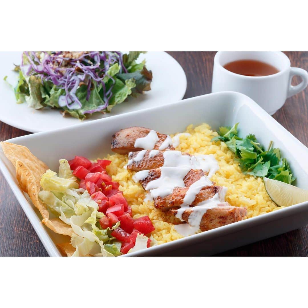 のインスタグラム：「【夏を乗り切る！DONBURIフェア 😋第二弾😋】﻿﻿ ﻿ 7月1日（月）～8月31日（土）の期間中、﻿ レストラン レジーナのスペシャルランチにボリューム満点のDONBURI（丼）が登場！😆✨﻿ ﻿ 19日（金）からはチキンオーバーライスをご提供💁🍖﻿ ニューヨークで大ブームのチキンオーバーライスをレジーナ流にアレンジ👀﻿ スパイシーで香ばしいチキンとまろやかなヨーグルトソースが絶妙にマッチした﻿ クセになる逸品です😌🍴﻿ ﻿﻿ 🌟Special Lunch🌟980円（税込） ﻿﻿ ﻿﻿ ﻿﻿ 【第2弾】7月19日（金）～7月31日（水）﻿ チキンオーバーライス﻿ ﻿﻿ たっぷり彩り野菜サラダ・スープ付き ﻿﻿ ﻿﻿ ◼️レストラン レジーナ﻿﻿ 【LUNCH】11:00～14:30（L.O.14:00） ☎️ご予約・お問い合わせ﻿﻿ 075-371-3370」