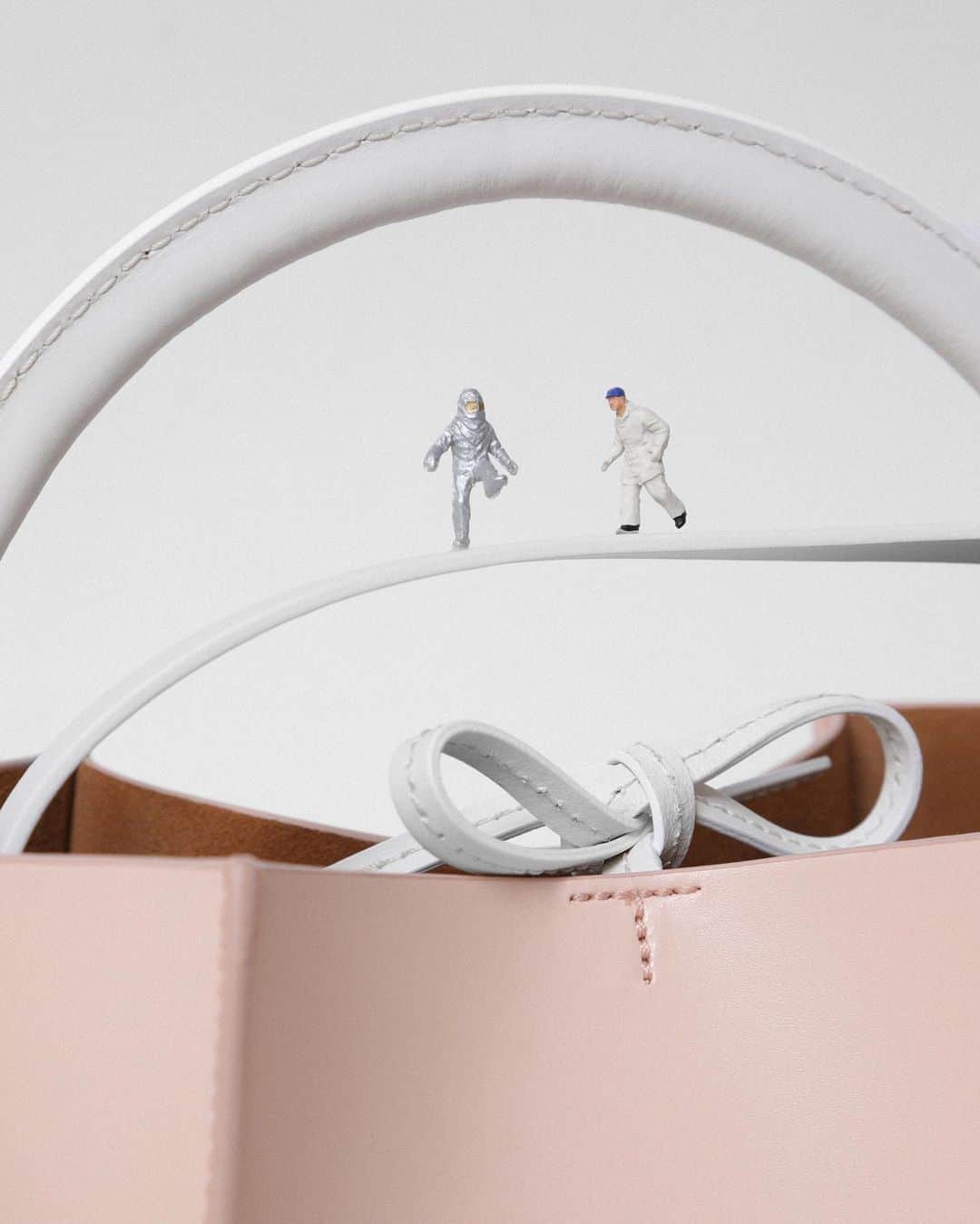 Sophie Hulmeのインスタグラム：「The details - a perfect leather fastening on our all new Albion Cube.」