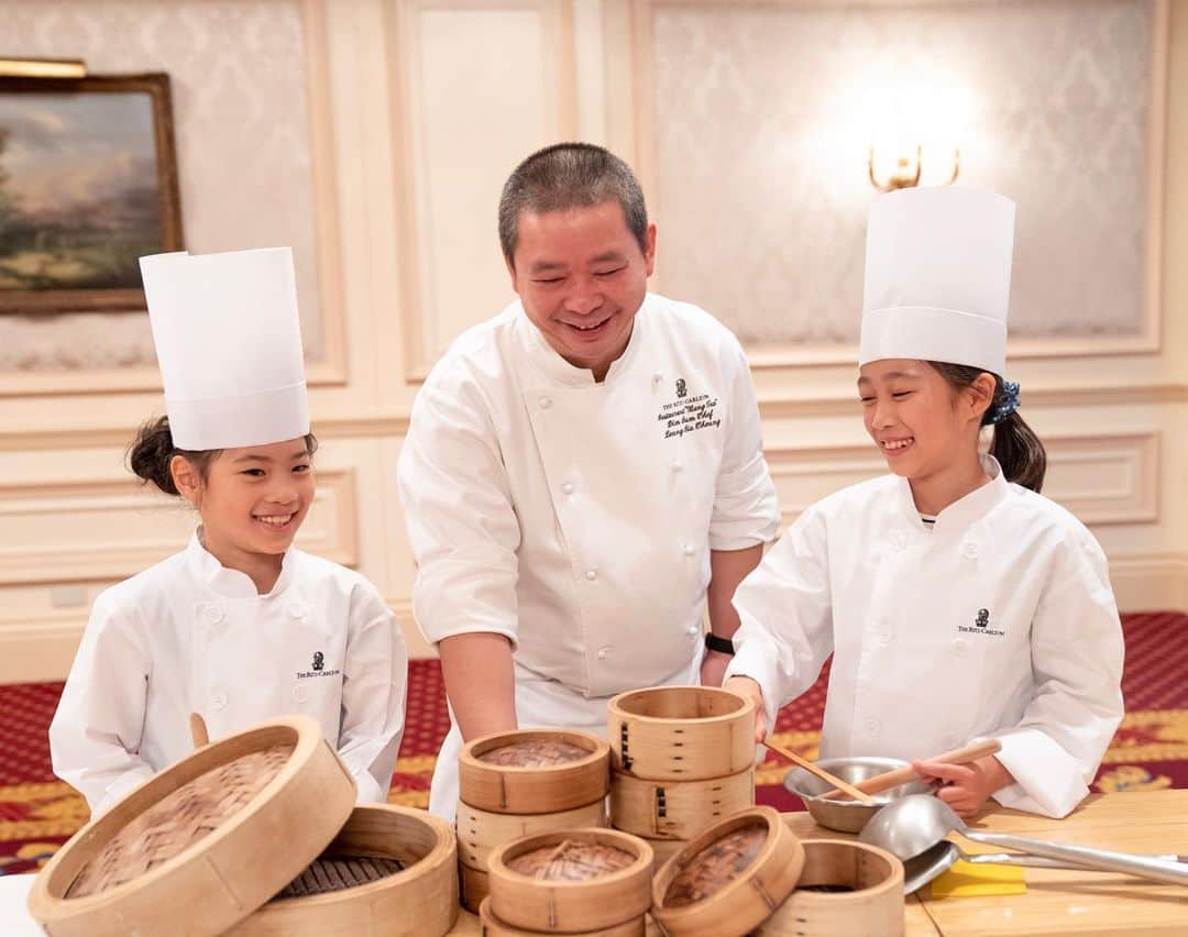 The Ritz-Carlton, Osakaさんのインスタグラム写真 - (The Ritz-Carlton, OsakaInstagram)「We welcome young ladies and gentlemen to become a one-day hotel chef at the ‘The Ritz-Carlton, Osaka Kids Academy 2019’ on August 10th. Learn how to make some dishes with professional hotel chefs, followed by a family lunch buffet. The smile on your young chef’s face will be a lasting memory for this summer. . . キッズ用のコックコートに身を包んだら、気持ちはまさにホテルシェフ。8月10日は「キッズアカデミー2019」を開催します。料理やスイーツ作りを通じて思い出に残る夏のひと時を親子でお楽しみください。 . . . . . . . . #ritzkids #children #リッツキッズ #リッツキッズナイトサファリ #RCMemories #theritzcarltonosaka #osaka #japan #hotels #luxury #luxurydestination #luxuryhotel #hotelsandresorts #beautifulhotels #大阪 #ザリッツカールトン大阪 #リッツカールトン #夏休み #家族旅行 #家族旅行大阪  #子供 #家族ホテル #大阪ホテル #子連れ旅行 #キッズイベント #大阪キッズ #お子様料理教室 #ホテルイベント #子供向けイベント」7月22日 18時09分 - ritzcarlton.osaka