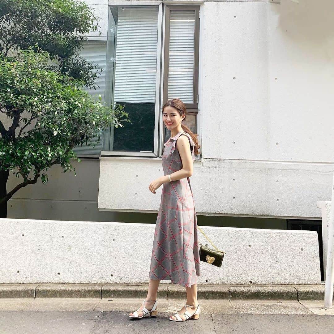 中瀬古ゆきなさんのインスタグラム写真 - (中瀬古ゆきなInstagram)「涼しくなってきた夕方からおでかけの日☺️🌇🌙 ・ #ワンピ #バッグ ： #escada @escadaofficial  #サンダル ： #jimmychoo @jimmychoo ✨ ・ まだ夏本番はこれからですが、 ファッション業界はすでに秋冬😋🍁 発売したてのロマンチックなチェックワンピ❤️ カジュアルなお洋服も大好きですが、女性らしいラインのお洋服もたまには🤤💗 定番のハートバッグは新作でカーキ色です🎵 ・ #fashion #code #ootd #outfit #coordinate #photo #ad #instagood #escada#escadasport #エスカーダ #エスカーダスポート #ハートバッグ #今日のコーデ」7月22日 18時14分 - yuch1129