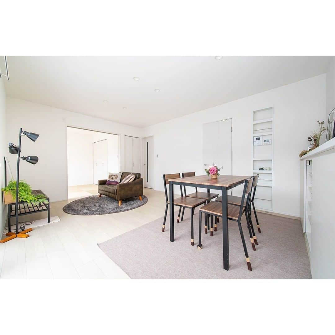 homelife 夢を叶える暮らし方のインスタグラム：「【シンプルモダンハウス】 . . 真っ白の部屋にたくさんの光が入って明るい印象に。 和室と繋がっているので広々とした空間に感じますね！ . . こちらのお家はアーキホームライフのお施主様邸の施工写真です。 その他の施工写真は、 @homelife_gallery のURLからご覧いただけます。 . . #シンプル #明るいリビング #ダイニング #和室 #インテリア #シンプルな暮らし #理想の家 #おしゃれな家 #マイホーム計画 #ローコスト住宅 #マイホーム #夢のマイホーム#福知山 #豊岡 #加東 #姫路 #注文住宅 #自由設計 #デザイン住宅 #myhome #family #house #home #homelife_京都 #homelife_大阪 #homelife_兵庫 #ホームライフ #ホームライフ100 #アーキホームライフ」