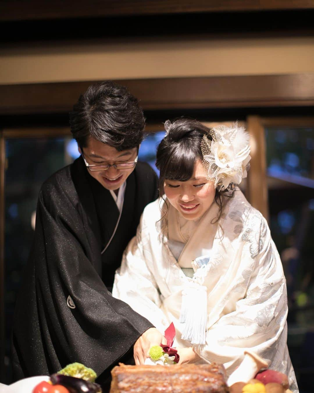 小林樓《新潟県見附市：結婚式場》さんのインスタグラム写真 - (小林樓《新潟県見附市：結婚式場》Instagram)「大好きなお肉に…入刀！！！ ゲストも驚きの、迫力満点演出です♪ #小林樓#結婚式#wedding#ウェディング#和モダン#結婚式レポ#大人女子#大人可愛い#大人婚#可愛い#日本庭園#JapaneseGarden#和婚#白無垢#色打掛#新潟県#新潟#見附市#見附#中越#和婚をもっと盛り上げたい#新潟プレ花嫁#新潟卒花嫁#新潟花嫁#新潟プレ花嫁#プレ花嫁#卒花嫁#marry花嫁#小林楼#新潟花嫁#思わず写真を撮りたくなる結婚式」7月22日 18時20分 - kobayashirowedding