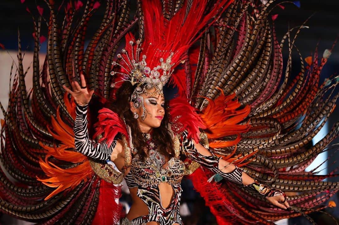のインスタグラム：「🔥🔥🔥 ． 2019.7.21 経堂まつり ． リニューアルしたゼブラ🦓のお衣装🔥 ． 昨日のステージの一幕 羽根が生きてる！！ ありがとうございます✨ ． photo by くにさん📷✨ ． ． さて！神戸へ！！🚅✨ ． ． #経堂まつり  #samba  #サンバ #夏 #summer  #love #good #dance #dancer #l4l #love #colorful #happy #fire #make #fashion  #megumikudo #工藤めぐみ」