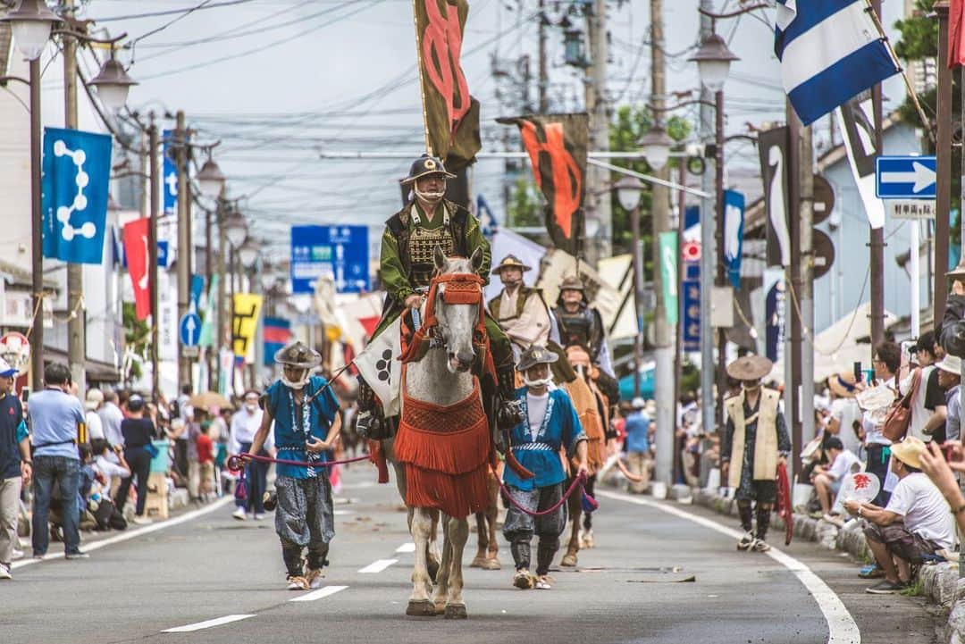 The Japan Timesさんのインスタグラム写真 - (The Japan TimesInstagram)「Every year, on a blistering hot day in late July, hundreds of armor-clad participants on horseback parade through the streets of Minamisoma, Fukushima Prefecture, during the Soma Nomaoi festival.  Given the rich history of this tradition, it is clear to see why horses are so revered by the people of Minamisoma. The ancient Soma Nomaoi was believed to be used as a military exercises dating back over 1,000 years ago with several changes to the event being made across generations. Nonetheless, modern iterations serve as a celebration for the local community within the Fukushima Prefecture.  While Minamisoma retains an obvious love for horses, the future of the festival remains unclear, with the number of participants falling year by year. Despite the decline in interest, young horse rider Shohei Yoshida’s passion for the event remains unwavering and he is currently looking for news ways to attract new audiences.  Link in bio. (📸 Jerfarzeza Daviano / Manami Okazaki) . . . . . . #japan #fukushima #horses #somanomaoi #festivals #horseracing #matsuri #minamisoma #祭り#福島」7月22日 18時28分 - thejapantimes