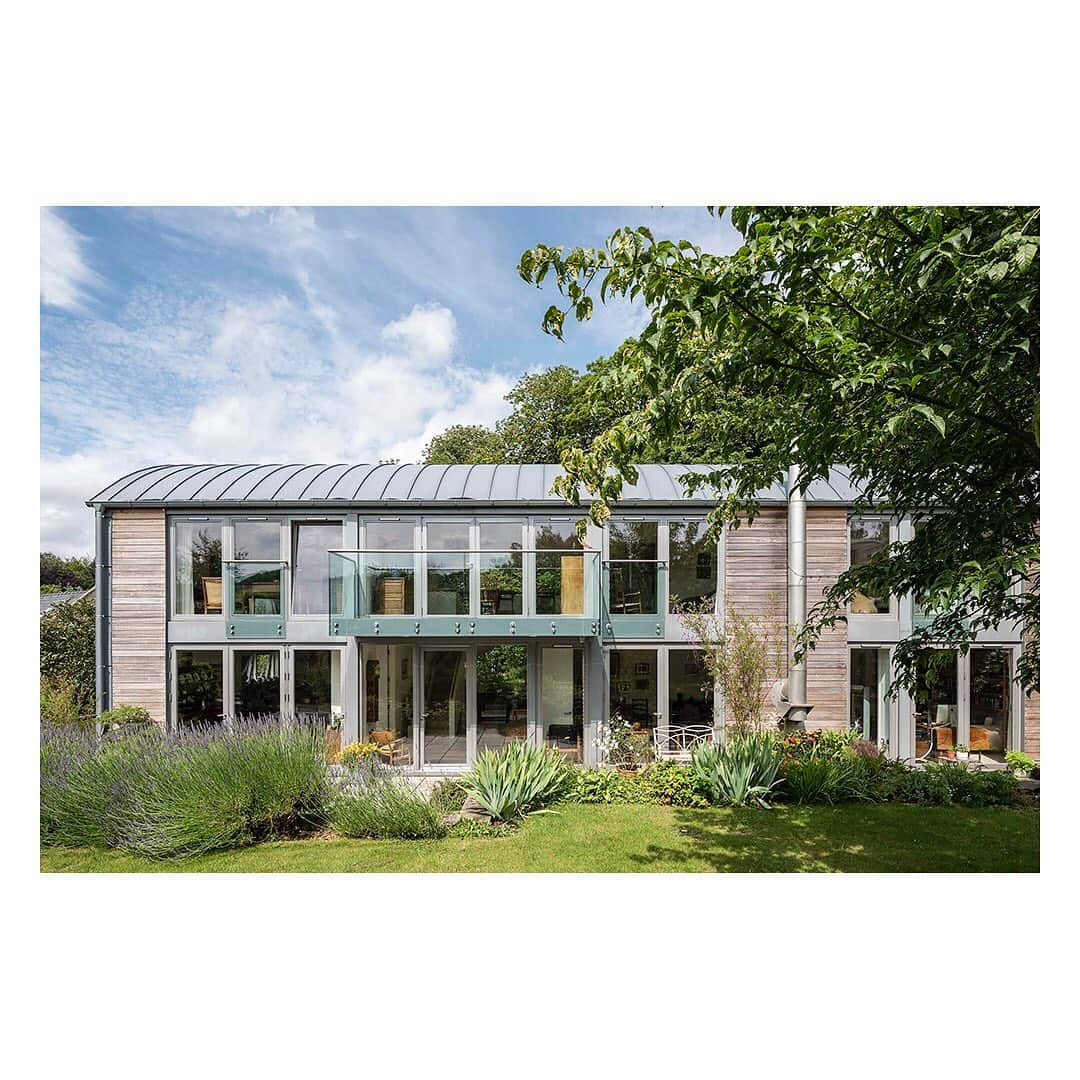 The Modern Houseさんのインスタグラム写真 - (The Modern HouseInstagram)「#forsale an award-winning Dutch Barn conversion in the north Cotswolds countryside. Link in our bio to see the sales particulars.」7月22日 18時39分 - themodernhouse