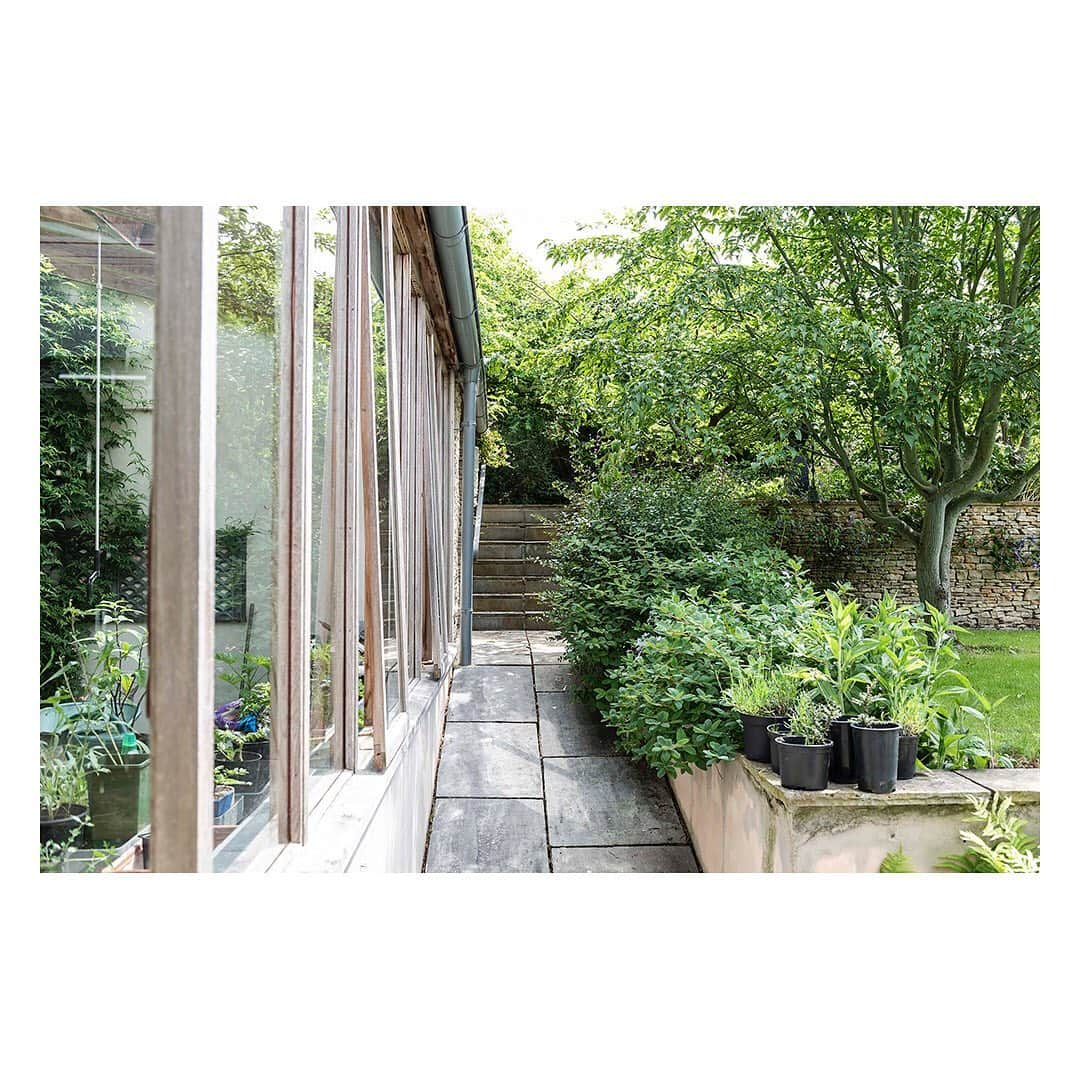 The Modern Houseさんのインスタグラム写真 - (The Modern HouseInstagram)「#forsale an award-winning Dutch Barn conversion in the north Cotswolds countryside. Link in our bio to see the sales particulars.」7月22日 18時39分 - themodernhouse