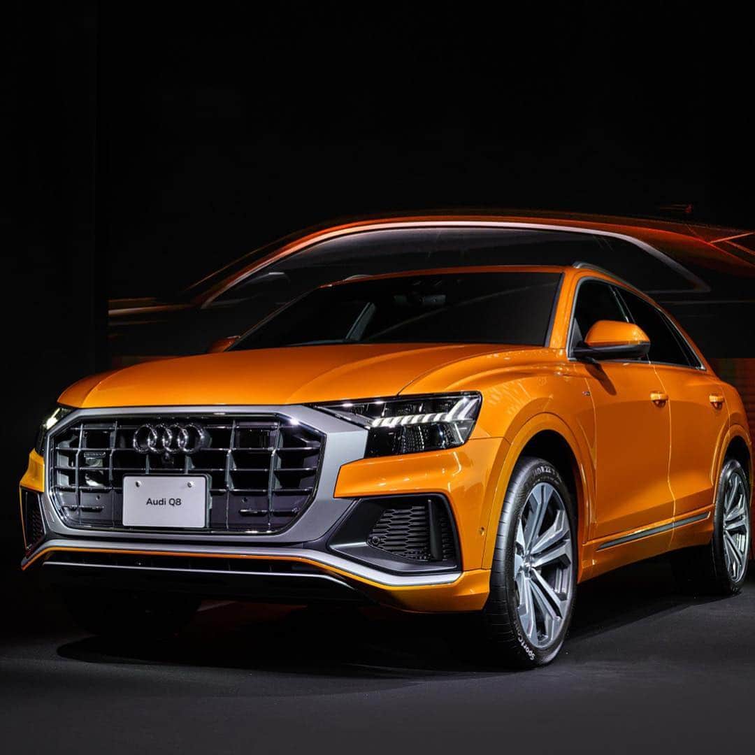 のインスタグラム：「新たにAudiのラインアップに加わったSUVクーペ、Audi Q8。  そのキャラクターを物語るのは、「道を走るもの」としての確かな佇まい。鍛え上げられた体躯を思わせるボディの造形は圧倒的な存在感を放ち、八角形のシングルフレームグリルは見る者の心をひと目で奪うほどに、強い印象を与えます。  力強さ、伸びやかさ、優雅さ。様々な表情が共存し、互いを引き立てながら、Audi Q8だけの独自の存在感がカタチづくられているのです。  #AudiQ8 #あなたの美学と共鳴する #Audi #Q8 #アウディQ8 #Audijapan #アウディ #carwithoutlimits #carsofinstagram #Audiworld #Audigramm #carporn #audigenic」