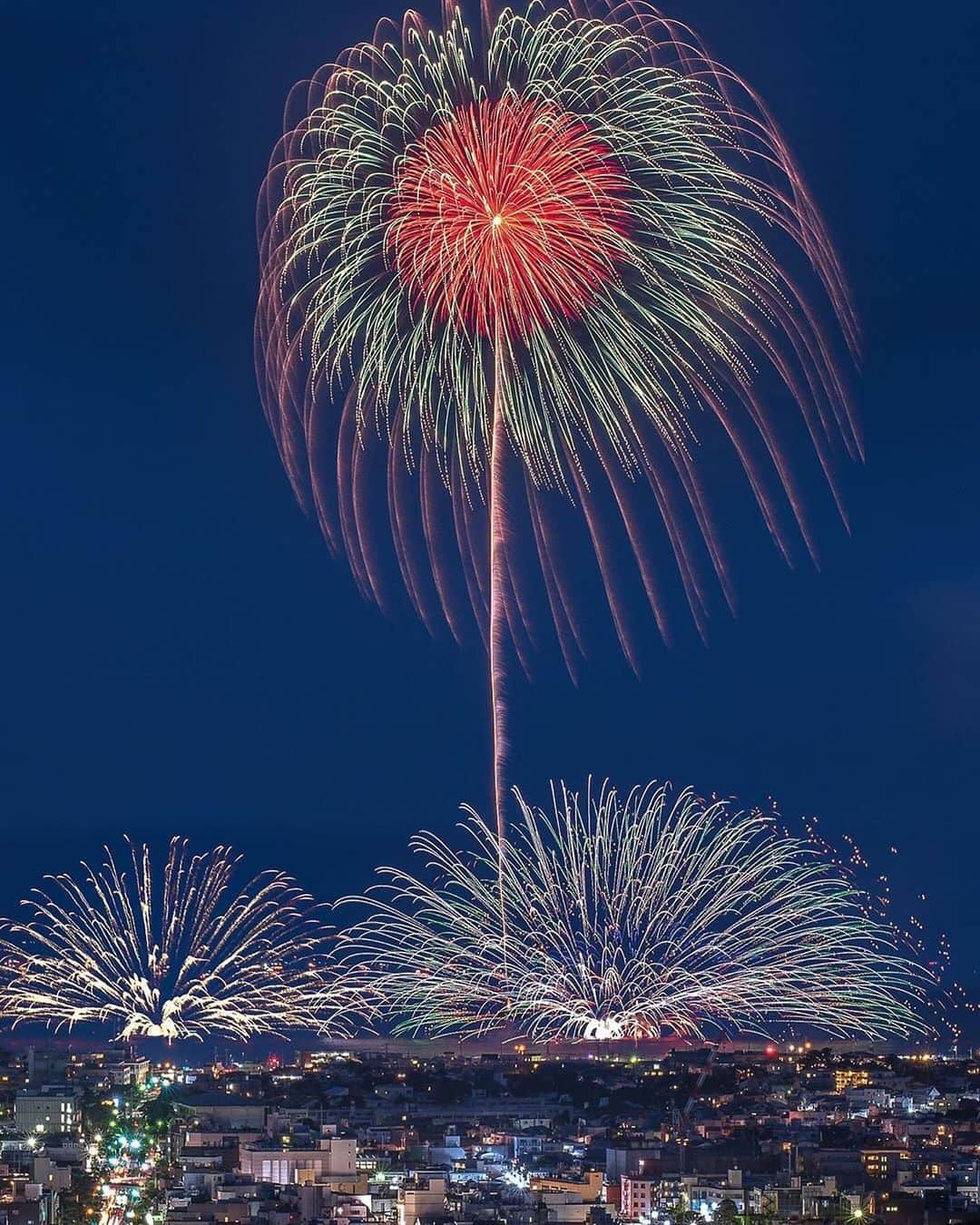 エイチ・アイ・エスさんのインスタグラム写真 - (エイチ・アイ・エスInstagram)「本日の1枚 🚩神奈川県 「鎌倉花火大会 」 📸@bambi_gram_ さん 🎙ご本人コメント 鎌倉花火大会2019﻿ 夕暮れ時にスタートしました🥰﻿ ＊＊＊＊＊＊ こんばんは😊 本日より、夏だ🎐花火だ🎆ということで #花火のセカイ2019 で 国内・海外の花火大会のお写真をご紹介します😊 すでに、投稿頂いたみなさま、ありがとうございます！ (お写真募集：7/23(火)まで) 7/24(水)に、ギャラリーに9枚の素敵なお写真を揃え 「行ってよかった花火大会9選！」という記事を弊社メディア「Like the World」UPさせて頂き各SNSアカウントでもご紹介させて頂きます！ ＊＊＊＊＊＊ 昨日までご紹介したお写真を使わせて頂き、 「2019年版！行ってよかった絶景！おすすめ世界遺産9選！」 記事を、弊社メディア「Like the World」にUPし、各SNSアカウントでもご紹介させて頂きました✨ ぜひ、プロフィール画面のURLから、ご覧ください！ @his_japan ＊＊＊＊＊＊ 今月の旅の思い出は @his_japanをタグ付け頂き #LW7月の旅 で投稿お待ちしてます😃 (厳選させて頂いたお写真を使わせて頂き 弊社メディア「Like the World」で 記事をUPさせていただく予定です。)」7月22日 18時34分 - his_japan