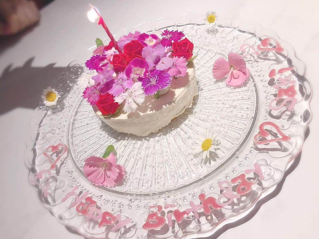 倉田瑠夏さんのインスタグラム写真 - (倉田瑠夏Instagram)「大学の友達のお誕生日お祝いしたよ🥂🎂 このお店可愛かったぁ☺️🎉 #誕生日 #birthdaycake #birthdaylove #bff #friend #happybirthday #オーガニック #flower #cake #ケーキ #誕生日ケーキ」7月22日 18時34分 - ruka.kurata