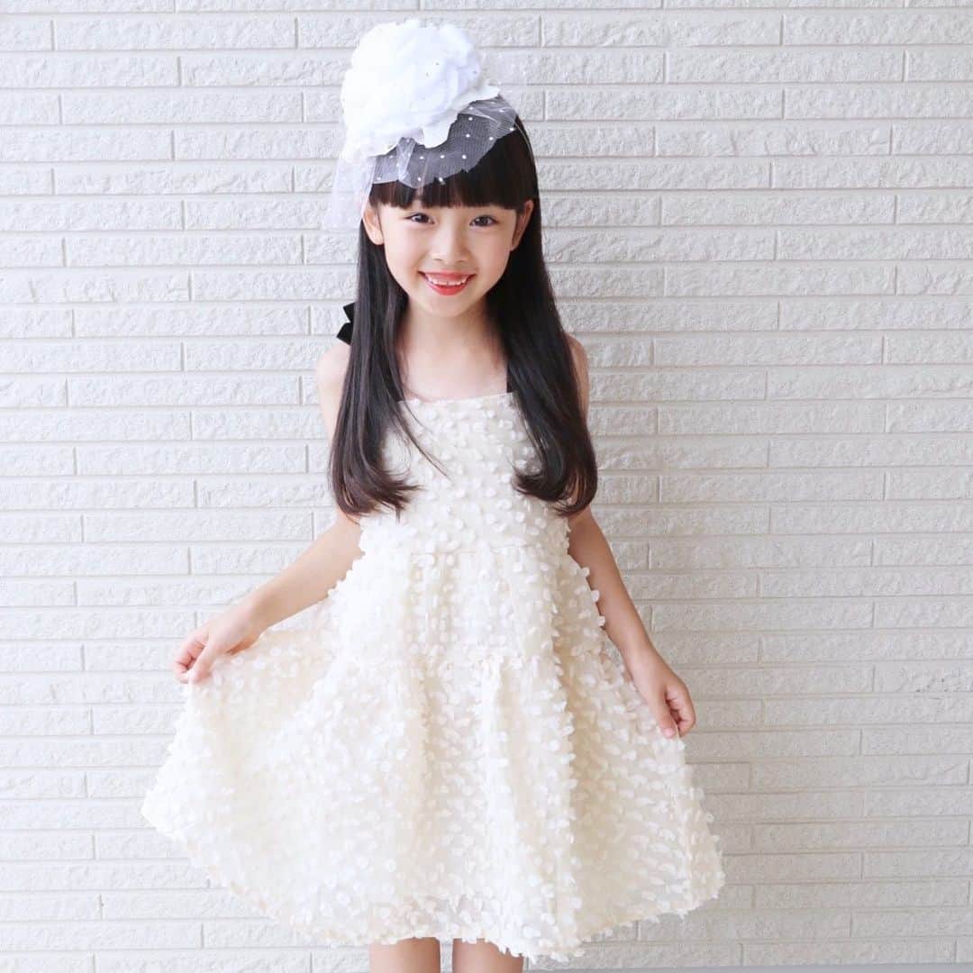 Akiのインスタグラム：「7/22 ・ かわいいあの子をオマージュ👧🏻 ・  @sharez1313 さんの 肩リボンワンピース👗 ・ カジュアルにもドレスにも着れるって噂で 着せてみたら 最高に好きなやつだった☺️♡ ・ ・ そしてこのお洋服 インスタのかわいこちゃん達がみんな着ててね ・ 母ちゃんウズウズしてきちゃって… ・ ・ 久しぶりに作りました ポスター加工☺️ ・ #私といえばポスター加工 #昭和のアイドル風 #デビュー曲は #がめつい熱帯魚 ・ ・ 本当はストーリーで サラッと載せるつもりだったんだけど 結構いい出来映えだったので記念に☺️♡照 ・ ・ ・ ・」
