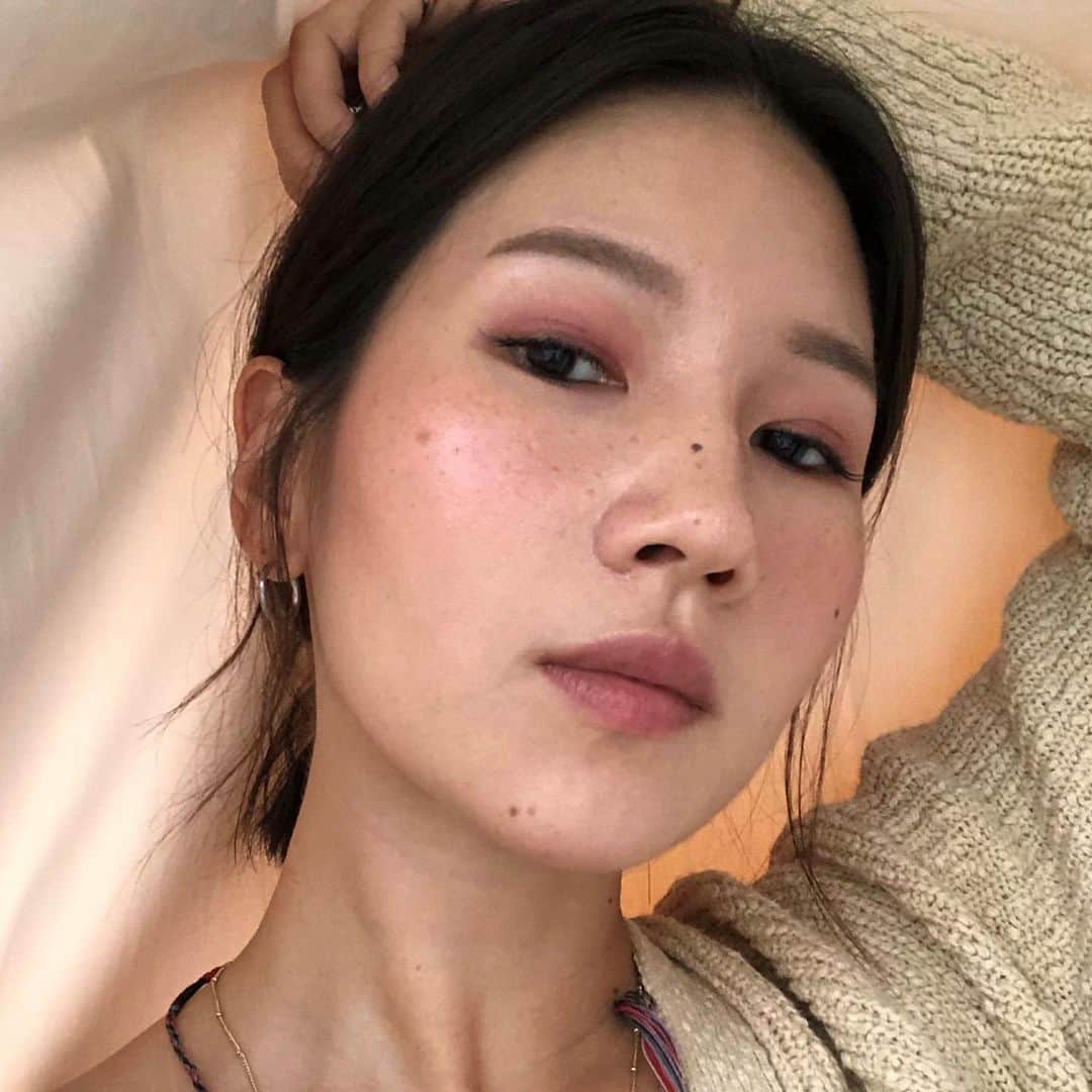 フィガロジャポンさんのインスタグラム写真 - (フィガロジャポンInstagram)「ボーテスターの秋メイク計画【菊乃】全体的に赤を取り入れて、秋らしいメイクをしたいという菊乃さん。 「強さは欲しいけど、ケバくならないように同じトーンのアイカラーとチークを使いました」 アイカラーはアイホール全体に広めにのせて、下まぶたにも。ちょっとグランジな雰囲気を意識。 メタリックブラウンのアイライナーは、軽さがあるのでインサイドラインに少しだけプラス。  左から、トーン タッチ アイズ 02 ￥3,996（8/2発売）、ピュア カラー ブラッシュ 115 ￥5,940（8/2限定発売）/ともにスック 下、スティロ ユー ウォータープルーフ 943 ￥3,456/シャネル  #figarojapon #beautestars #kikuno  #suqqu #chanel」7月22日 18時38分 - madamefigarojapon