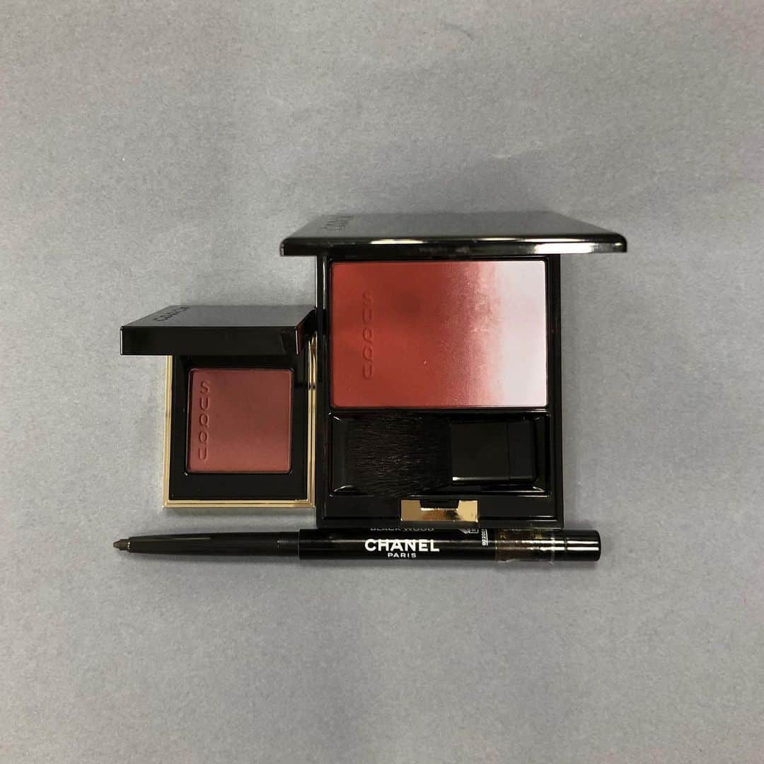 フィガロジャポンさんのインスタグラム写真 - (フィガロジャポンInstagram)「ボーテスターの秋メイク計画【菊乃】全体的に赤を取り入れて、秋らしいメイクをしたいという菊乃さん。 「強さは欲しいけど、ケバくならないように同じトーンのアイカラーとチークを使いました」 アイカラーはアイホール全体に広めにのせて、下まぶたにも。ちょっとグランジな雰囲気を意識。 メタリックブラウンのアイライナーは、軽さがあるのでインサイドラインに少しだけプラス。  左から、トーン タッチ アイズ 02 ￥3,996（8/2発売）、ピュア カラー ブラッシュ 115 ￥5,940（8/2限定発売）/ともにスック 下、スティロ ユー ウォータープルーフ 943 ￥3,456/シャネル  #figarojapon #beautestars #kikuno  #suqqu #chanel」7月22日 18時38分 - madamefigarojapon