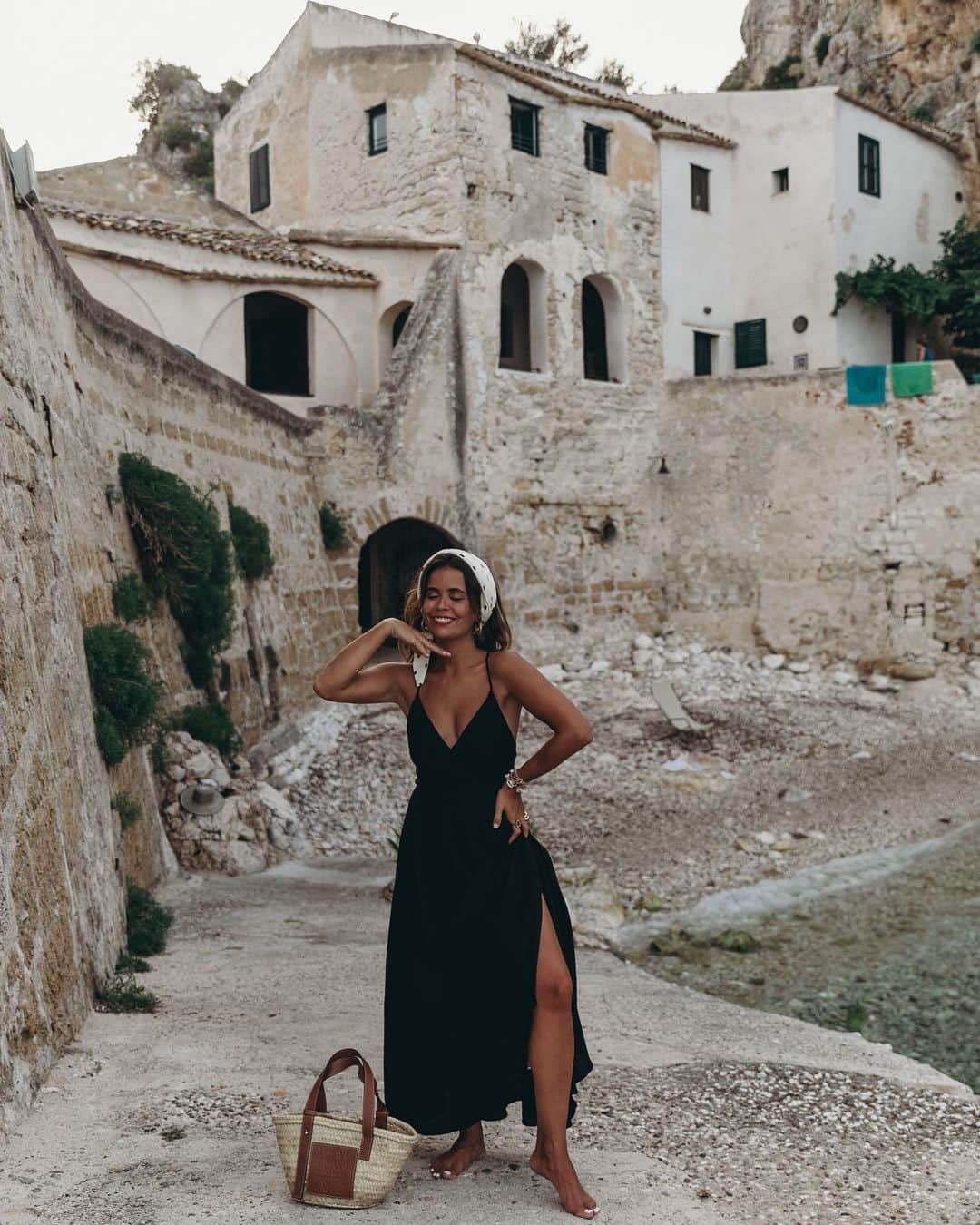 Collage Vintageさんのインスタグラム写真 - (Collage VintageInstagram)「I rarely wear black dresses but I tried on this one and I fell in love 🥰 Rara vez llevo vestidos negros, soy mas fan del blanco, pero me probé este y me enamoré ❤️ #collageontheroad #sicily」7月22日 18時39分 - collagevintage