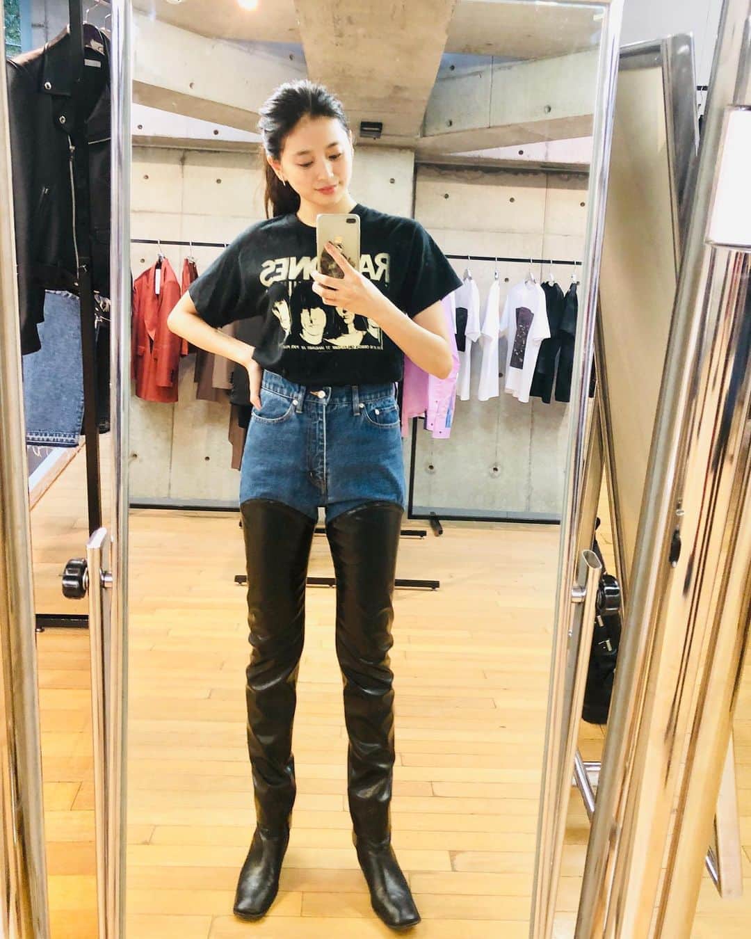 のインスタグラム：「こちらも狙ってたデニム✌︎❤︎👖❤︎ サイハイ履いてるみたいでしょ 革の切り替えデニムなの 可愛いマリーちゃんとも会えた日📸♫♫ @johnlawrencesullivan_official  #2020ss#EX #thighhigh#denim #docking#lovdesign」