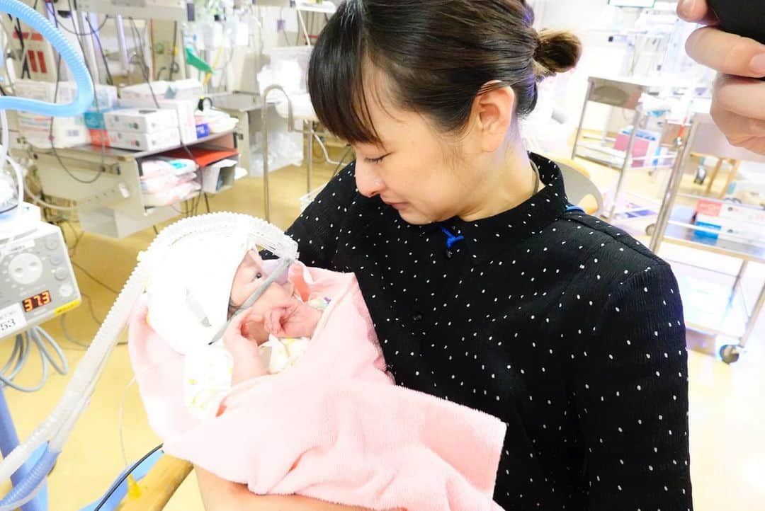 松本亜希さんのインスタグラム写真 - (松本亜希Instagram)「生後20日にして初めての抱っこ👶🏻💕 . 今日の午後、気管に挿管していた管が抜けて鼻につける呼吸器にかわったので、出産してから初めて抱っこする事ができました❤️ . 生まれてすぐ気管に管を入れたので、やっと声を出して泣く事ができます☺️💕 たくさん可愛い声聞かせてね☺️💕 . #きなり#初めての抱っこ#ボロ泣き#かすれた泣き声#何してても可愛い#右先天性横隔膜ヘルニア#横隔膜ヘルニア#順調に回復中」7月22日 18時45分 - aaakichasooo