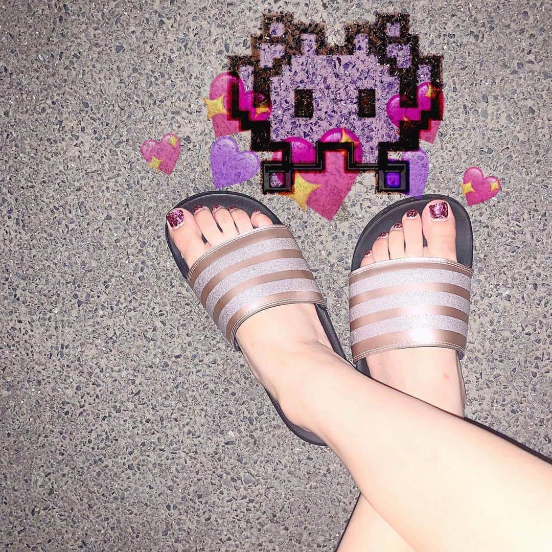 アンジェリカのインスタグラム：「今年の夏は このこにキメた💖💜👾 絶対夏になるとベナッシは必要だよなっ😙 可愛い～(〃꒳​〃)💋 .  #adidas #summer #ベナッシ #夏 #pink #ピンク #ライン #instapic #instalike #instafashion #ファッション #サンダルコーデ #このこにキメた #ネイルデザイン #nail」