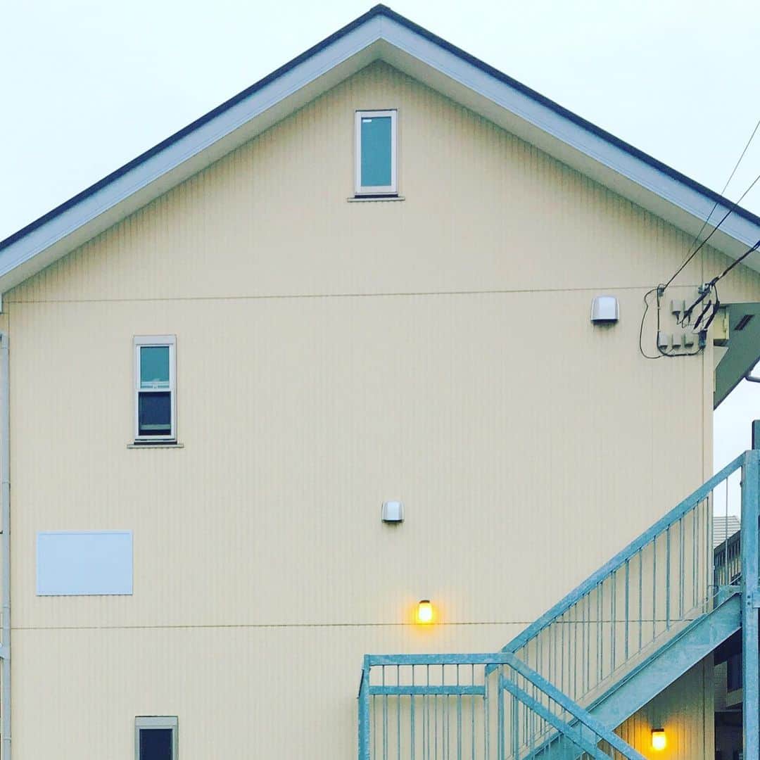 まめのインスタグラム：「Light up. . . 新時代、令和が本気出してきた感💡 , #ザ壁部 #ihaveathingforwalls #小窓部 . #mwjp #igersjp #indies_minimal #reco_ig #shotoniphone #youmobile」