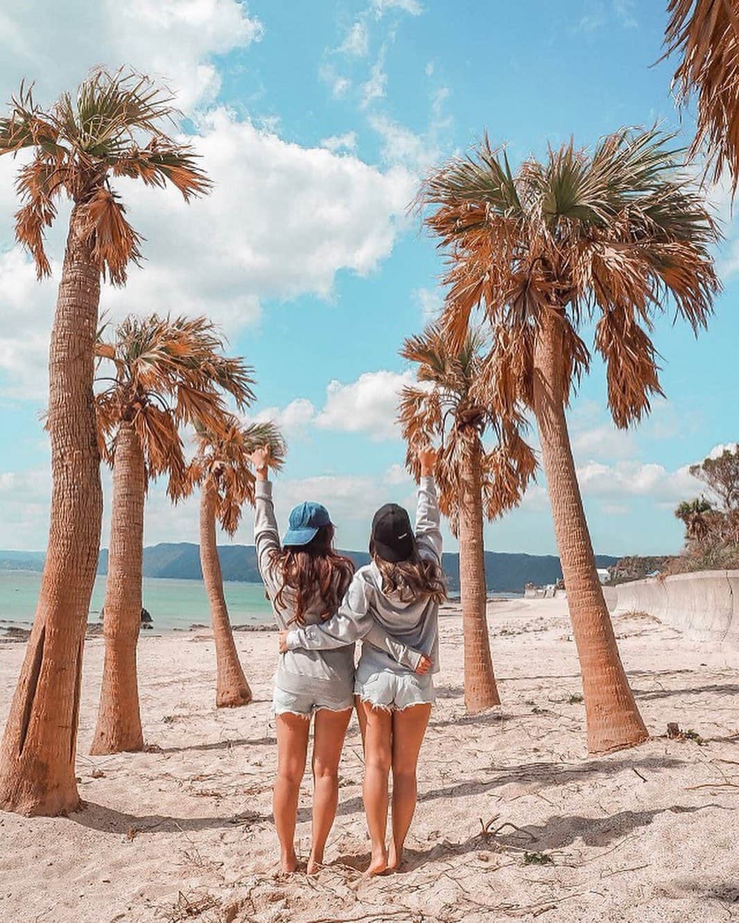 タビジョのインスタグラム：「こんばんは😊 本日は、「奄美大島」のタビジョツアーリニューアル発売のお知らせです✨ ＊＊＊＊＊＊ photo by @nakamuraamさん @fu0131さん ＊＊＊＊＊＊ 「タビジョ 奄美大島3.4日間」 3.98万円～ 🧚‍♀️ポイント🧚‍♀️ (1)羽田発着プランにリニューアル✨ スカイマークエアラインを利用し乗継ぎ便で✈️ 行きは午前中に到着するから、滞在時間たっぷり😍 楽チン✨羽田発着は嬉しいポイント🥳 (2)嬉しいレンタカー付きでこの価格❗️ (3)今からがベストシーズン🏖綺麗な海を堪能🐠 ＊＊＊＊＊＊ ※詳細は、アカウント🔝のURLから チェックしてください😊 @tabi_jyo ＊＊＊＊＊＊ [タビジョイベント参加者募集中💁‍♀️］ in横浜ワールドポーターズ 「#タビジョラン」7/30(火)19:30GOAL(イベント～21:00) ～みなとみらいの夜景を堪能しながら自由に走ろう！ ※詳細は、アカウント🔝のURLから チェックしてください😊 @tabi_jyo ＊＊＊＊＊＊ #タビジョ #タビジョツアー #タビジョレポーター #タビジョと繋がりたい #tabijyomap_amami」