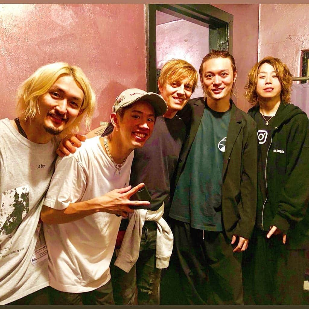 ONE OK ROCK WORLDさんのインスタグラム写真 - (ONE OK ROCK WORLDInstagram)「-　7/21, カリフォルニアのVenturaにて。  #repost from @shanegaalaasofficial -  I had the great pleasure to see the @oneokrockofficial show tonight. The boys brought it big time! as they always do. Funny story, we did a festival gig together 10 years ago at Budokan in Tokyo. During that show, I knew they were something special and were gonna tear up the world with their unmistakable sound and magnificent songwriting ability. Well as it turns out, my premonition came true. Now they can tour anywhere in the world and sell out. Oh, and not to mention, Stadiums all over Japan! So proud of these dudes!!! 🔥🔥🔥🔥 @10969taka  @tomo_10969  @toru_10969  @ryota_0809 - (和訳/ @oneokrockworld ) 今夜ワンオクロックのライブを見れて凄い嬉しかった！最高だった、いつも通り。面白い事に、10年前僕らは武道館のフェスで一緒になったんだ。その時から彼らは特別な存在で、完璧なサウンドと卓越した作詞の才能で、世界に飛び出る事は分かってた。それが今、僕の予感が現実になった。彼らは世界のどこへでもツアーへ行けるしチケットも売れる。あ、日本のスタジアムは言うまでも無く！ こいつらは誇りだよ！  #oneokrockofficial #10969taka #toru_10969 #tomo_10969 #ryota_0809 #fueledbyramen #eyeofthestorm#ventura#ca#venturatheatre」7月22日 18時51分 - oneokrockworld