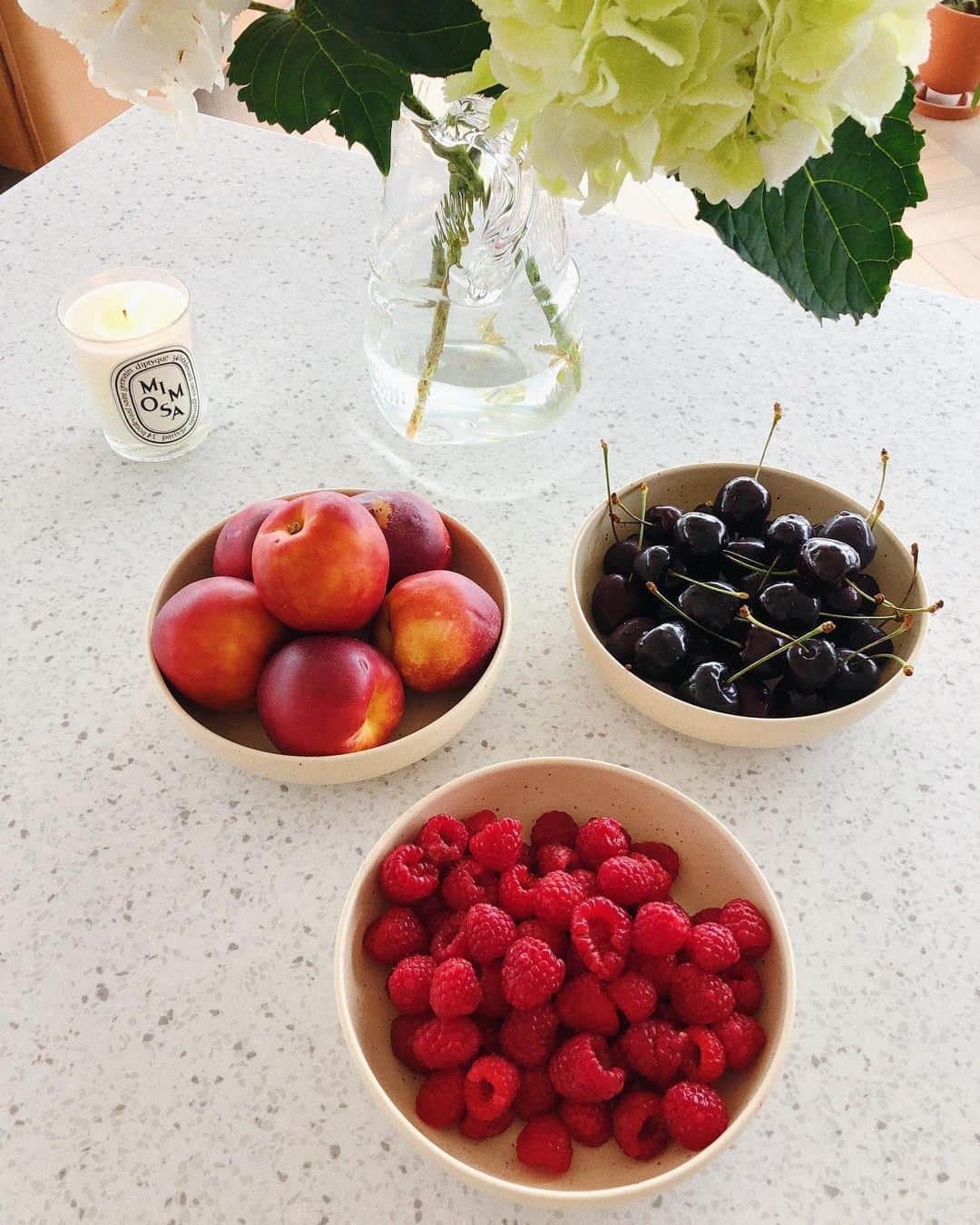 Estée Lalondeのインスタグラム：「Trying to make my Monday a little bit sweeter 🍒#ELhome」