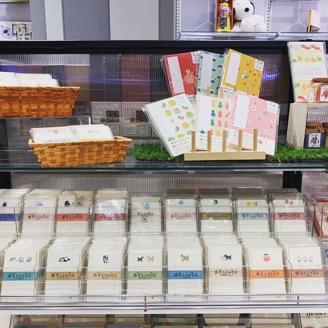 古川紙工株式会社さんのインスタグラム写真 - (古川紙工株式会社Instagram)「こんにちは❗️﻿ 岐阜のROUの各務原店様で古川紙工の棚が﻿ 素敵に新しく作られています✨☺️✨﻿ ﻿ #紙製パン #ご朱印帳 #そえぶみ箋 #今日のお手紙 など人気商品をたくさん取り扱いいただいてますよ❤️ ﻿ ﻿ ぜひお越しください💌 ﻿ ﻿ #ＲＯＵ #各務原 #岐阜県 #文具 #手紙 #古川紙工 #ぜひ使ってみてください！」7月22日 18時53分 - furukawashiko