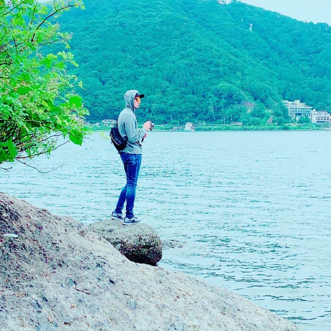 藤原虹気のインスタグラム：「先日、家族サービスついでに短時間釣行〜 あかんかったけど、気持ちよかったな。  #河口湖#バーベキュー#コテージ泊」