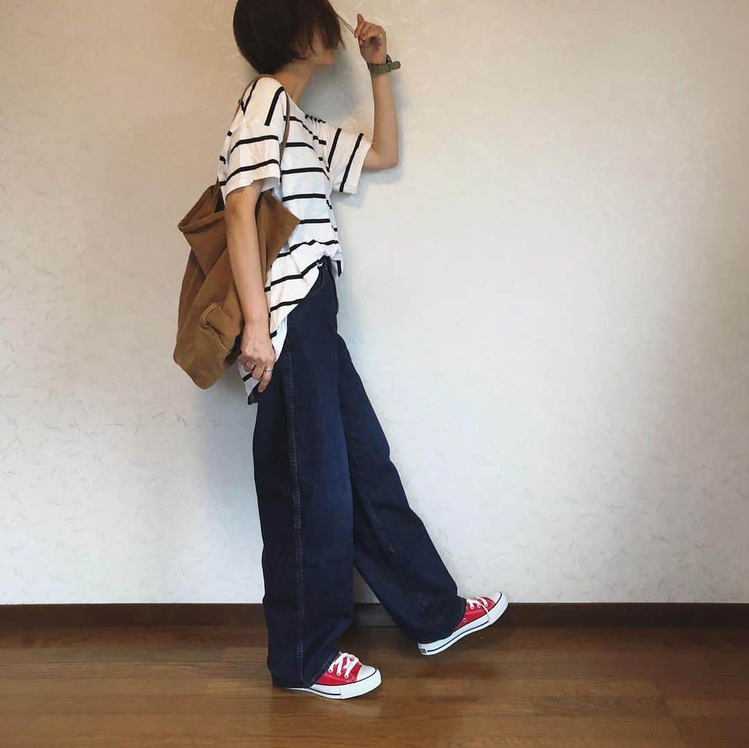 ak_m1120さんのインスタグラム写真 - (ak_m1120Instagram)「カーブジーンズ着回し♡ . . . 強気にお直し無しで購入 . . . コンバース合わせだと、裾を踏んじゃう事があるから2cmぐらい詰めようか悩み中🤔 . . . . . denim#uniqlo #uniqlou @uniqlo @uniqlo_ginza . . . #fashion #code #converse #locari #curvedpants #uniqloginza2019fw #yesuniqlo #ユニクロ #カーブパンツ #着回し #ハイウエストデニム #コンバースコーデ #カジュアル #ママコーデ #ユニジョ #wear更新」7月22日 18時56分 - ak_m1120