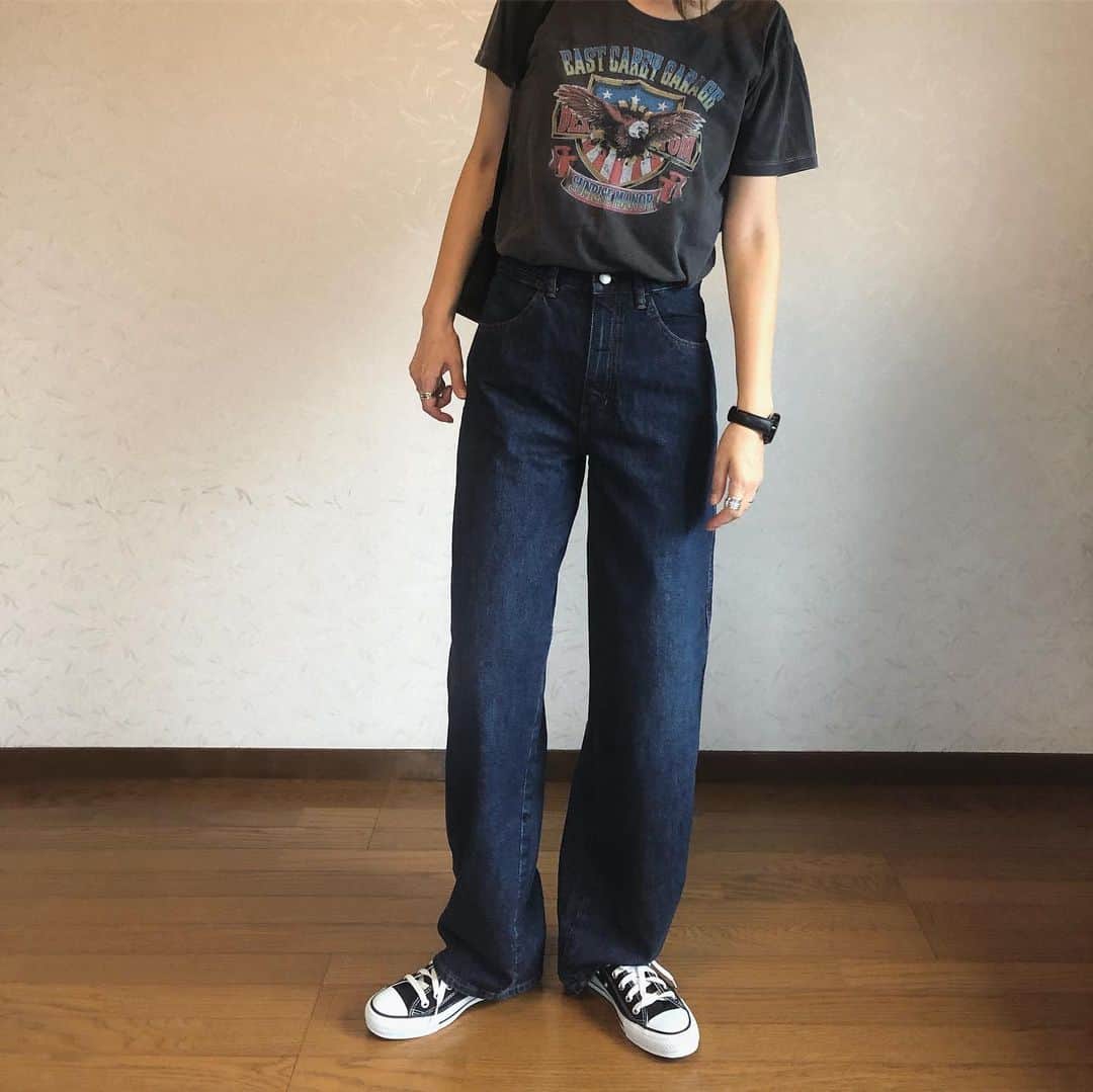 ak_m1120さんのインスタグラム写真 - (ak_m1120Instagram)「カーブジーンズ着回し♡ . . . 強気にお直し無しで購入 . . . コンバース合わせだと、裾を踏んじゃう事があるから2cmぐらい詰めようか悩み中🤔 . . . . . denim#uniqlo #uniqlou @uniqlo @uniqlo_ginza . . . #fashion #code #converse #locari #curvedpants #uniqloginza2019fw #yesuniqlo #ユニクロ #カーブパンツ #着回し #ハイウエストデニム #コンバースコーデ #カジュアル #ママコーデ #ユニジョ #wear更新」7月22日 18時56分 - ak_m1120