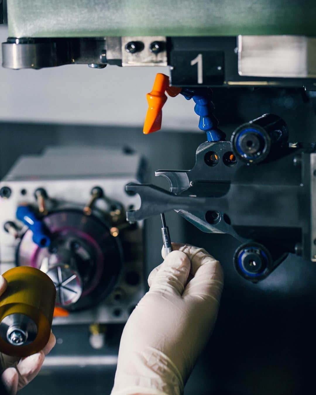 のインスタグラム：「Five Questions with... Malcom Kent.⠀ From F1 to watch manufacturing, get to know a little more about the man behind the machine...⠀ Tap the link in bio to read.⠀ ⠀ ⠀ #ManufactureMonday #Bremont #BritishEngineering #F1」